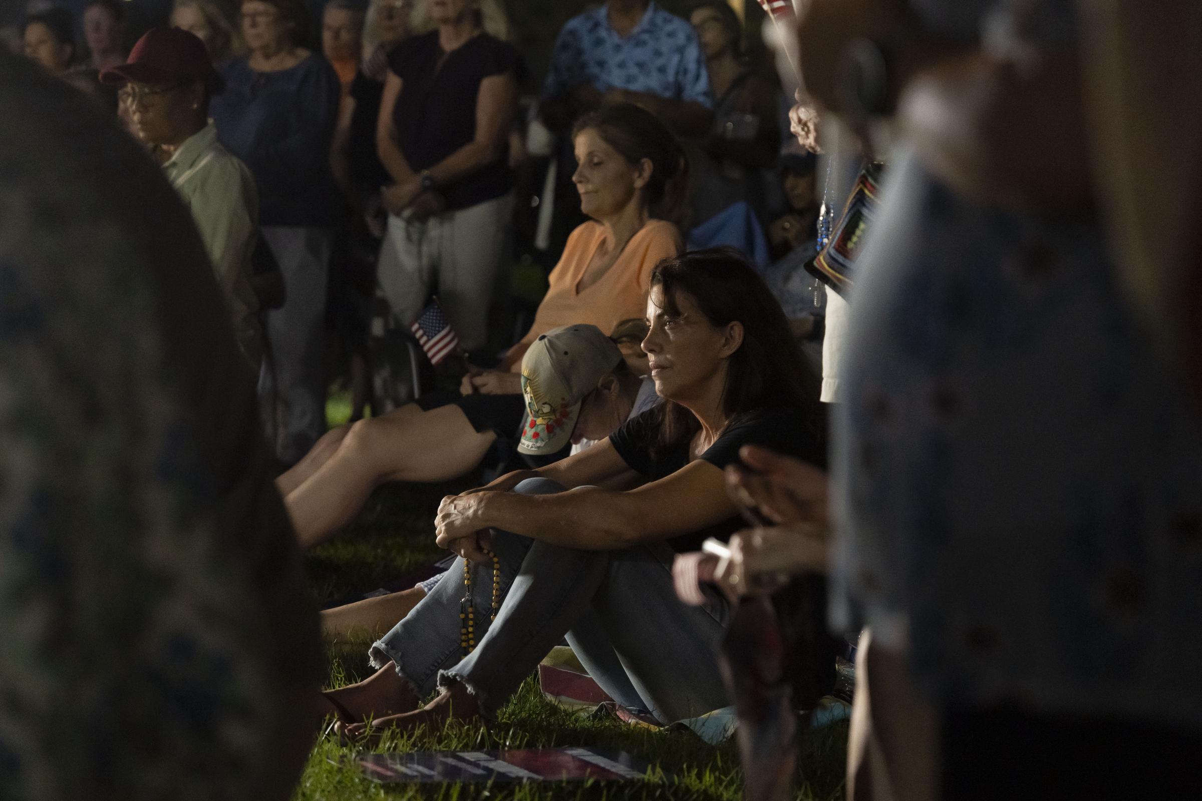 Personas lloran la pérdida de Charlie Kirk, fundador de Turning Point USA, durante una vigilia de oración en el Parque Desert Horizon el 10 de septiembre de 2025 en Scottsdale, Arizona. | Fuente: Getty Images