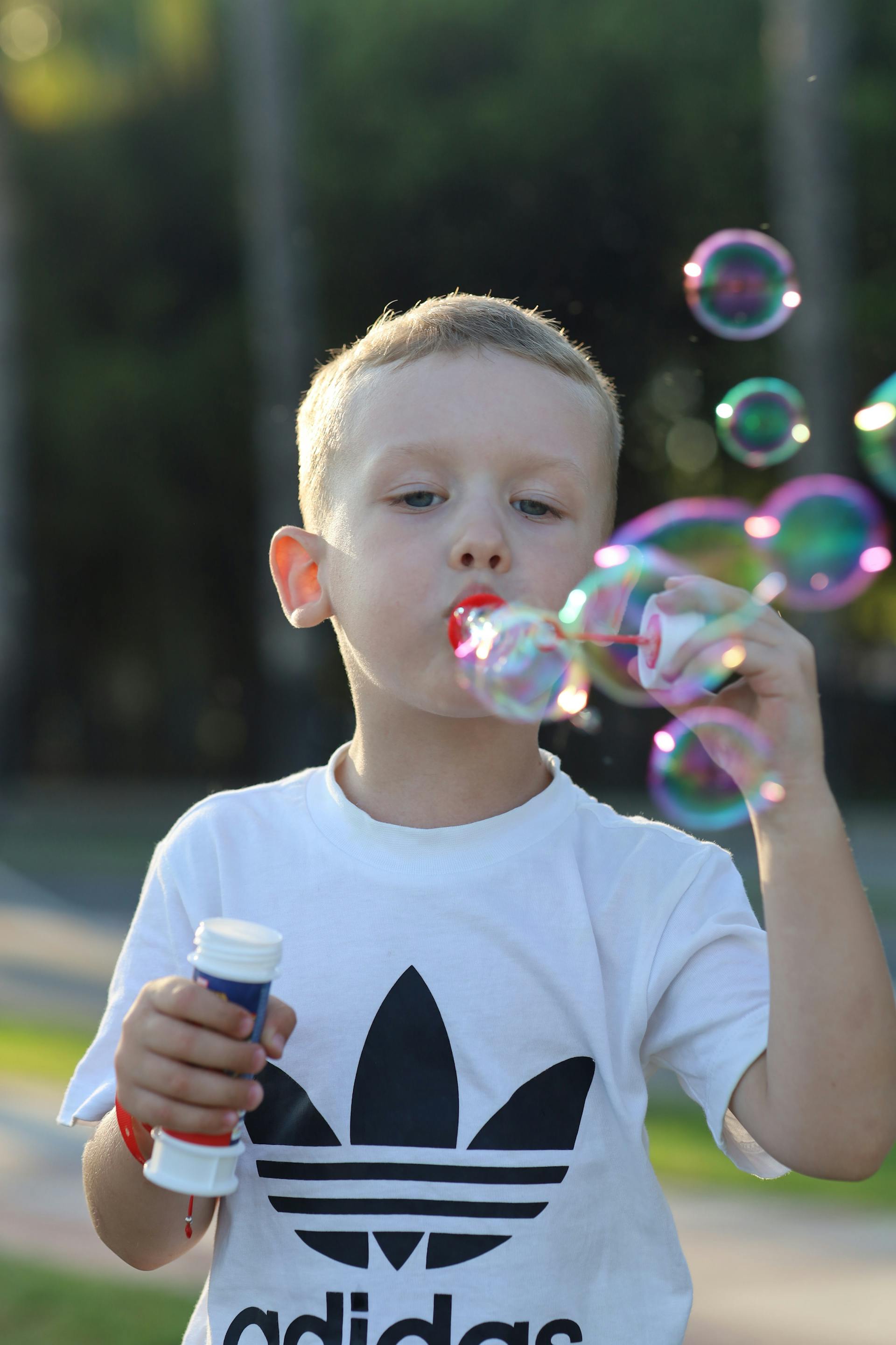 Un niño soplando burbujas | Fuente: Pexels