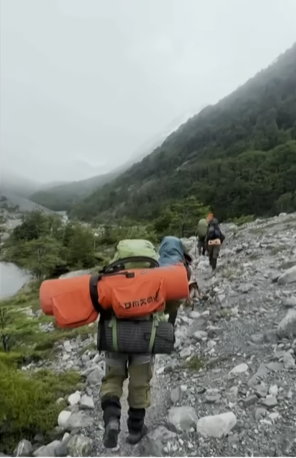 Los excursionistas caminando por un sendero en el Parque Nacional Torres del Paine en la Región de Magallanes de Chile, en el sur de Chile | Fuente: YouTube/Meganoticias