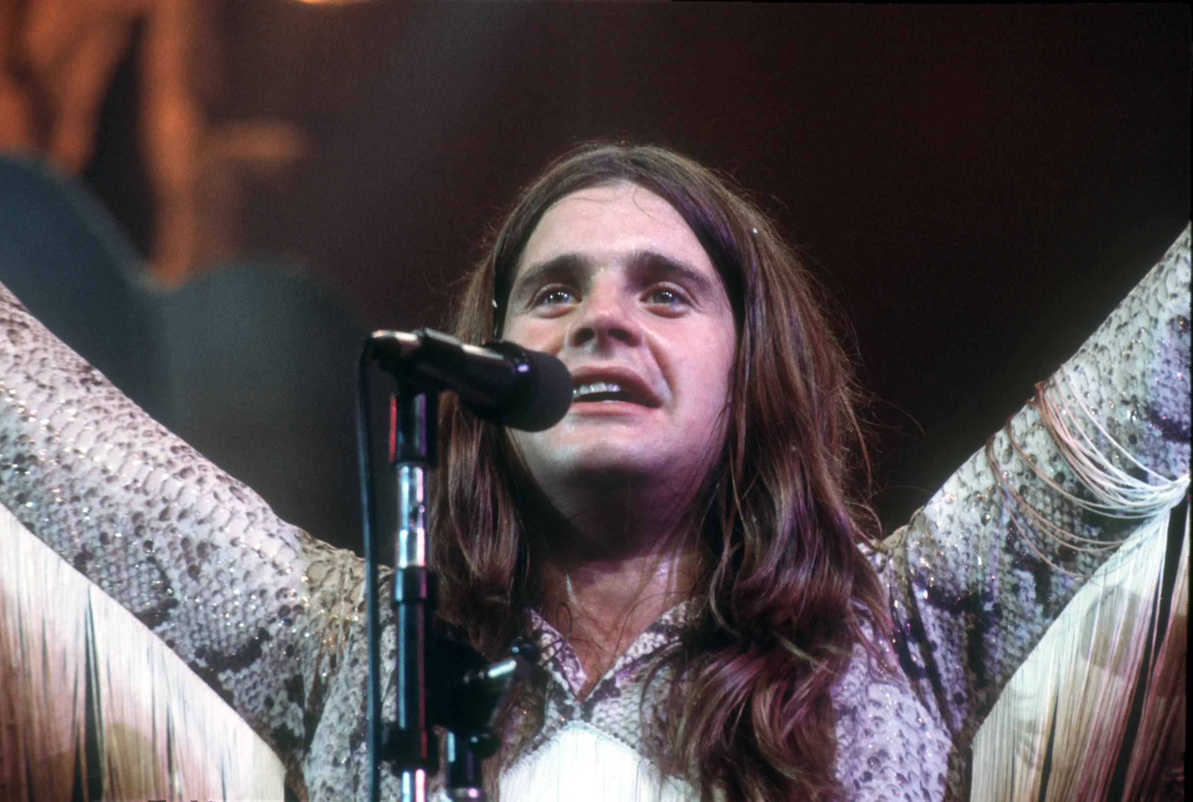 Ozzy Osbourne en el escenario con Black Sabbath c. 1970. | Fuente: Getty Images