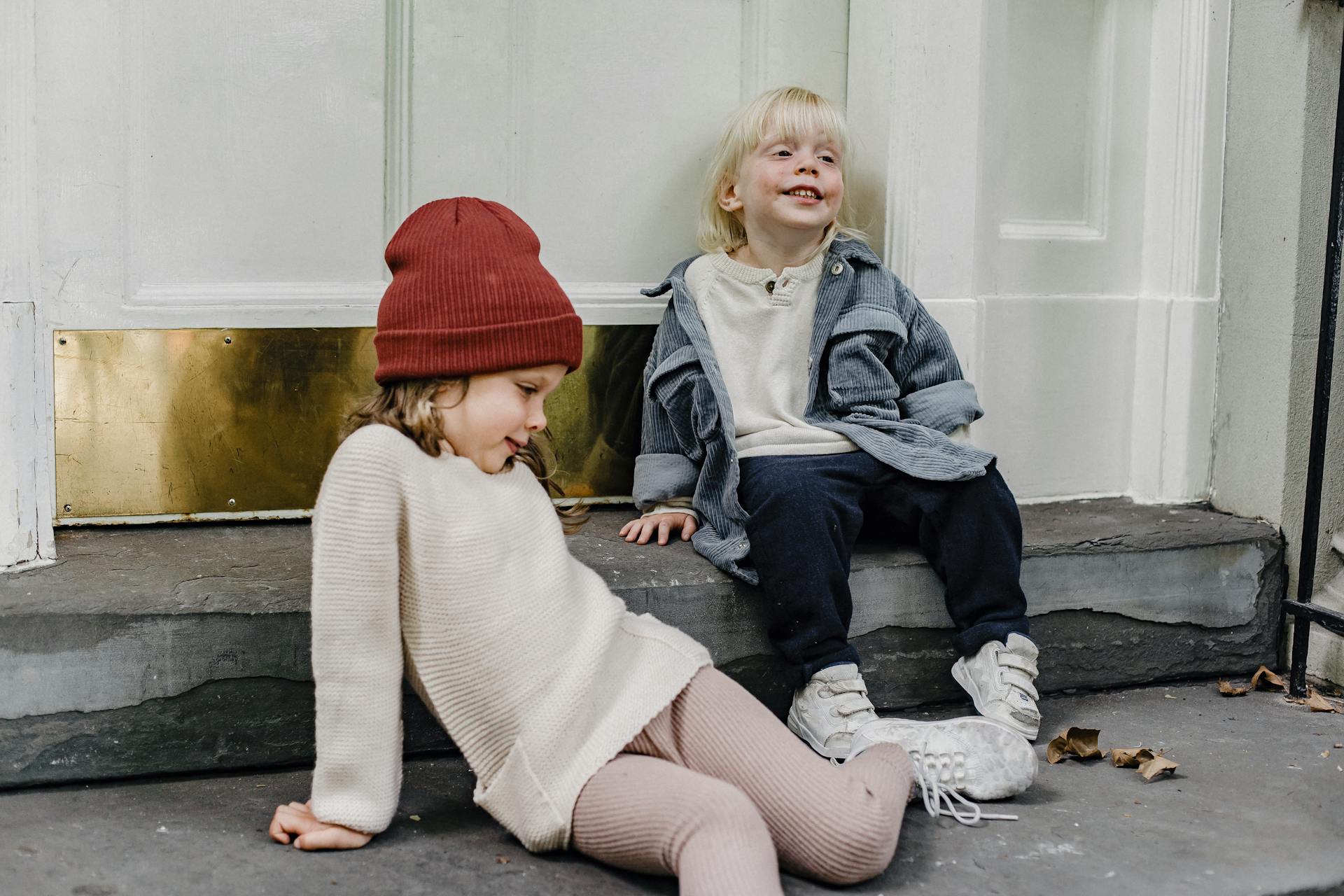 Dos chicas sentadas juntas | Fuente: Pexels