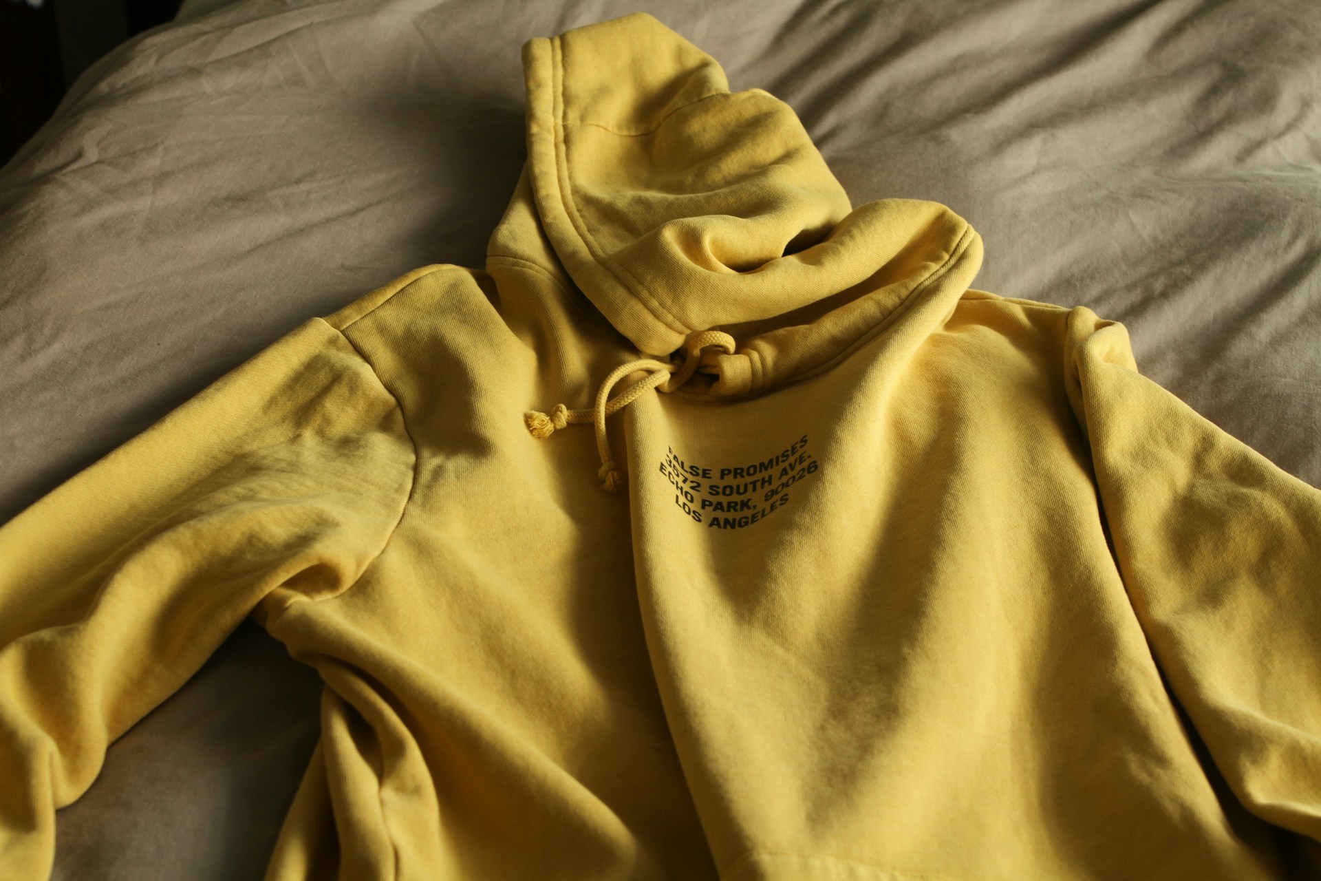 Una sudadera con capucha amarilla | Fuente: Unsplash