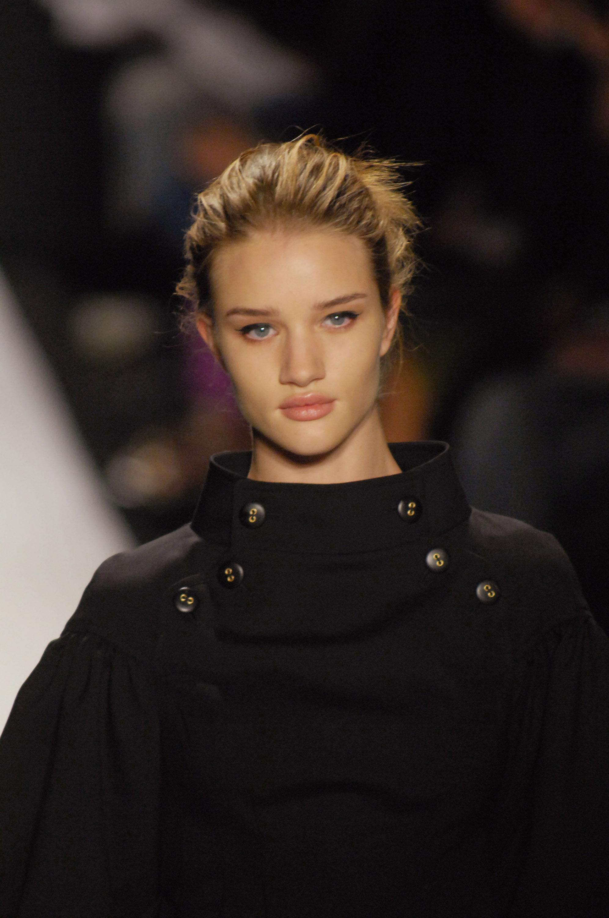 Rosie Huntington-Whiteley se luce en la pasarela con un conjunto negro estructurado, un peinado recogido y una mirada penetrante que acaparan toda la atención. | Fuente: Getty Images