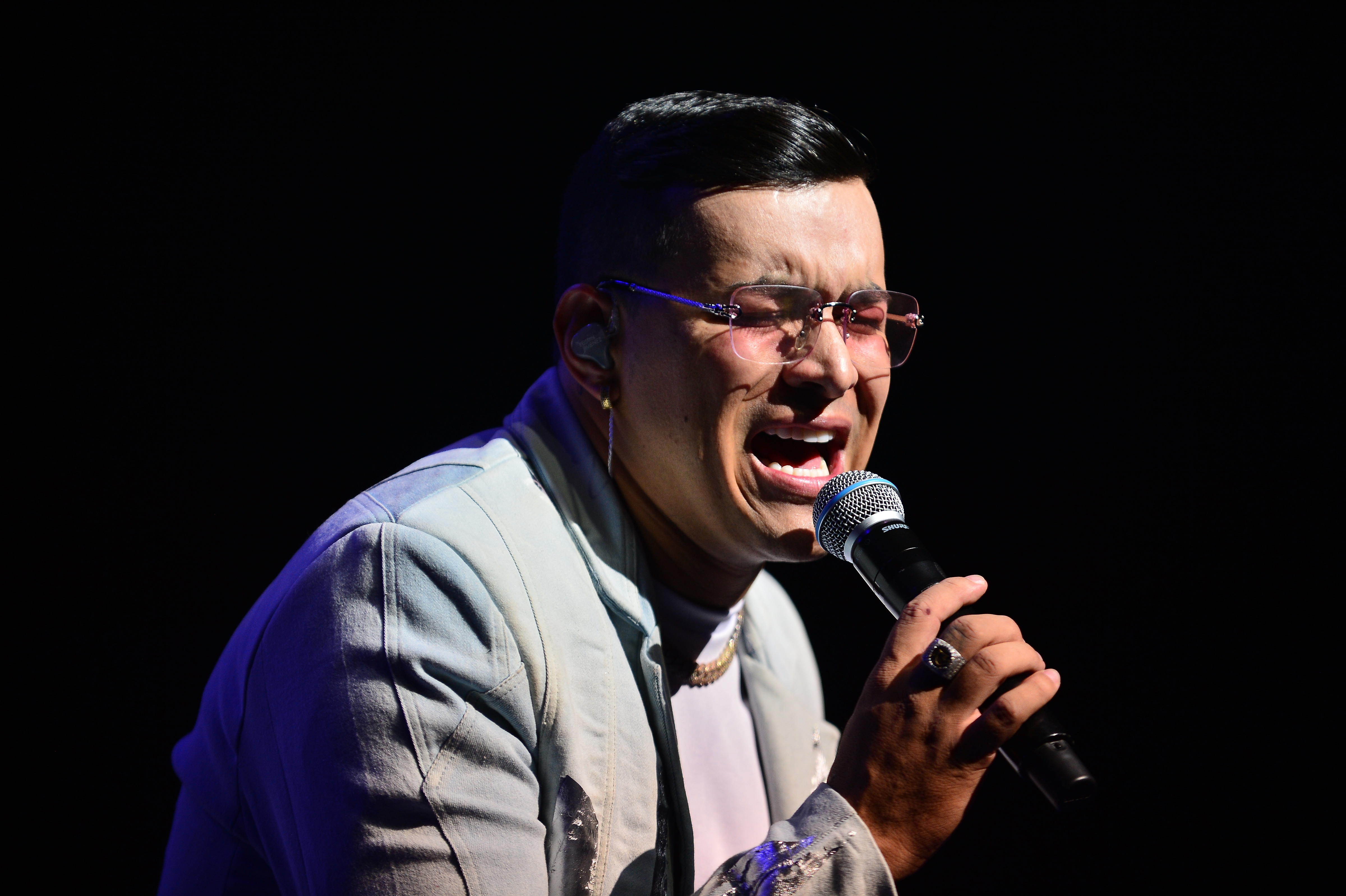 Yeison Jiménez se presenta en vivo durante la gira "Invencible Tour" en el James L. Knight Center el 7 de octubre de 2023 en Miami, Florida. | Fuente: Getty Images