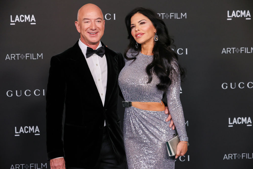 Jeff Bezos y Lauren Sánchez asisten a la décima gala anual LACMA ART+FILM, presentada por Gucci, en el Museo de Arte del Condado de Los Ángeles el 6 de noviembre de 2021 en Los Ángeles, California.