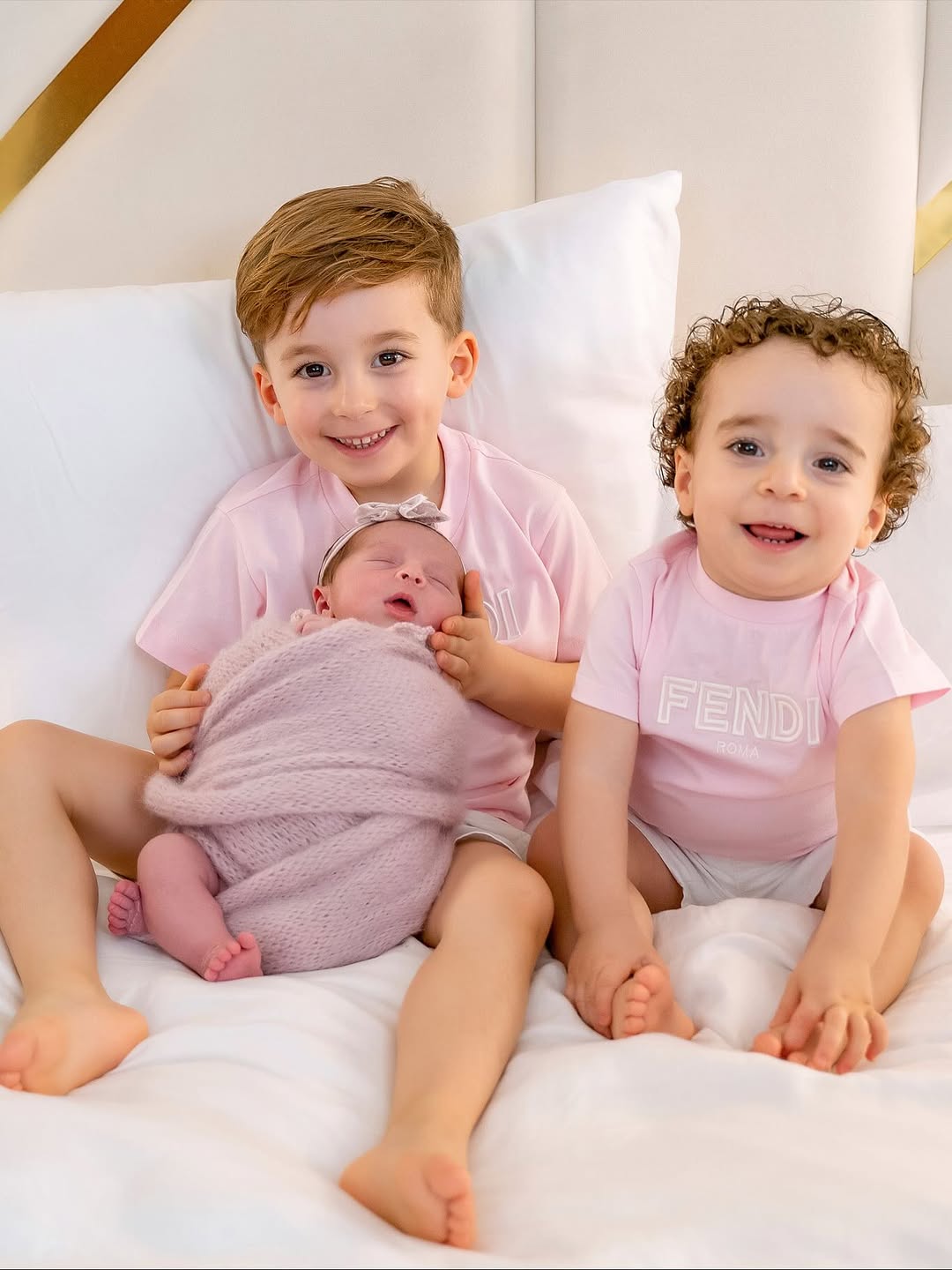 Los tres hijos de Diogo Jota y Rute Cardoso posando para la cámara | Fuente: Instagram/rutecfcardoso14