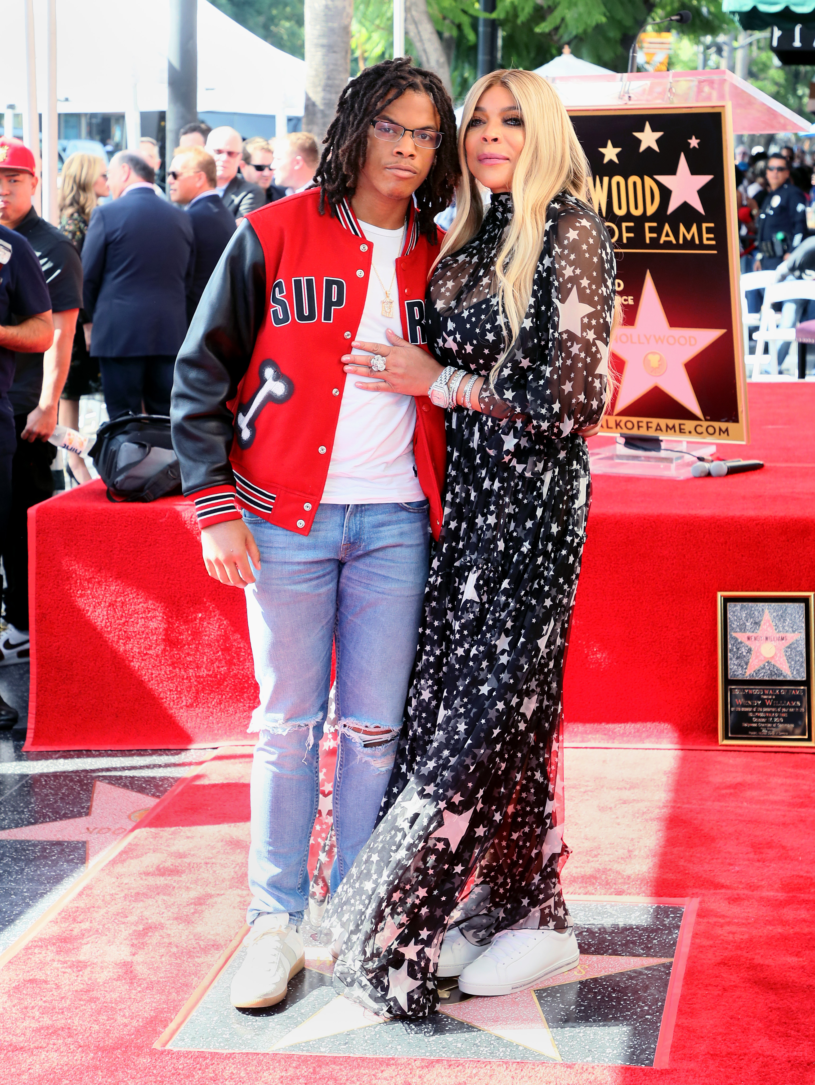 Wendy Williams y Kevin Hunter Jr. en la ceremonia de entrega de la estrella de Williams en el Paseo de la Fama de Hollywood, en Hollywood (California), el 17 de octubre de 2019 | Fuente: Getty Images