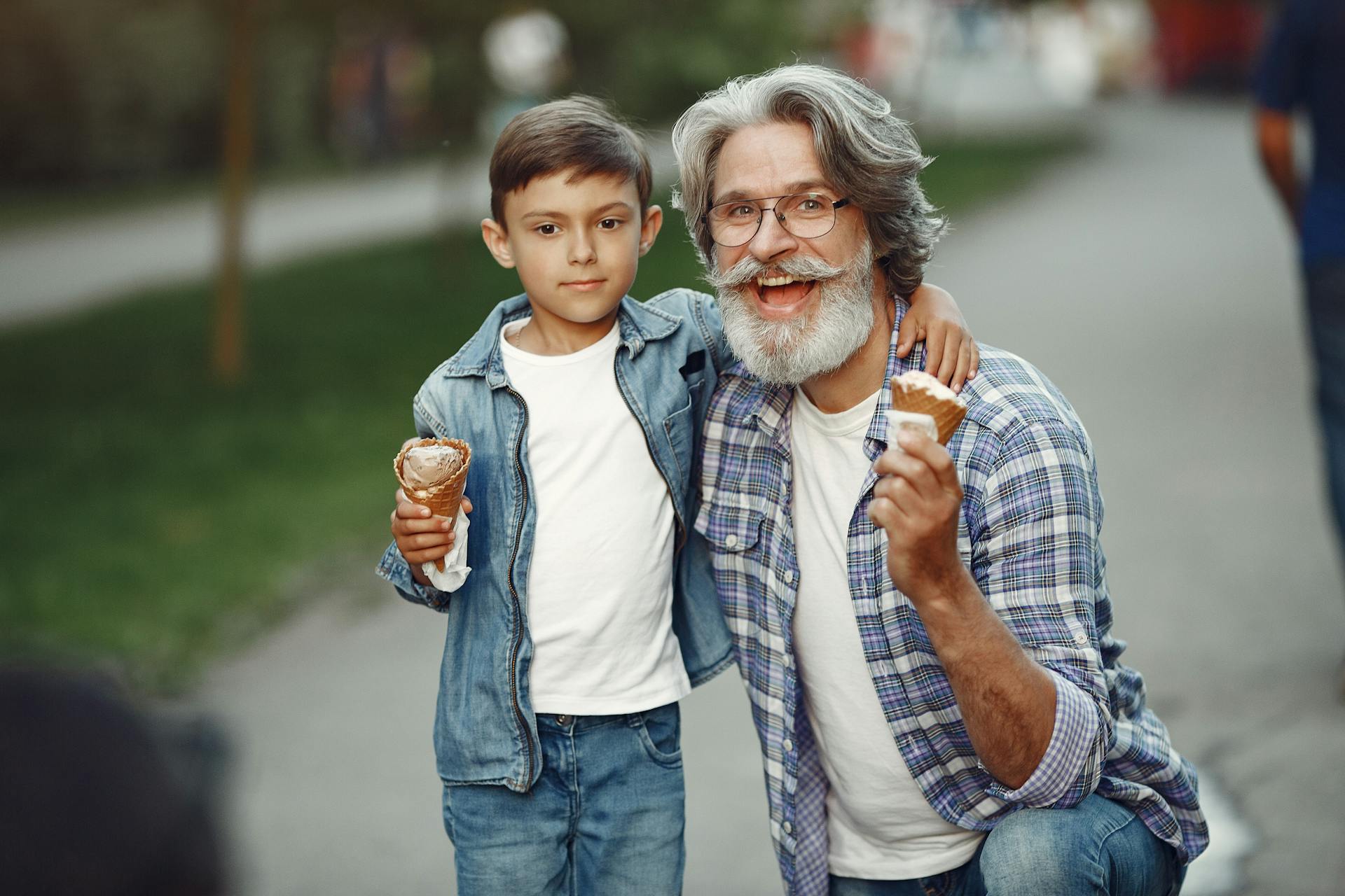 Un niño con su abuelo | Fuente: Pexels
