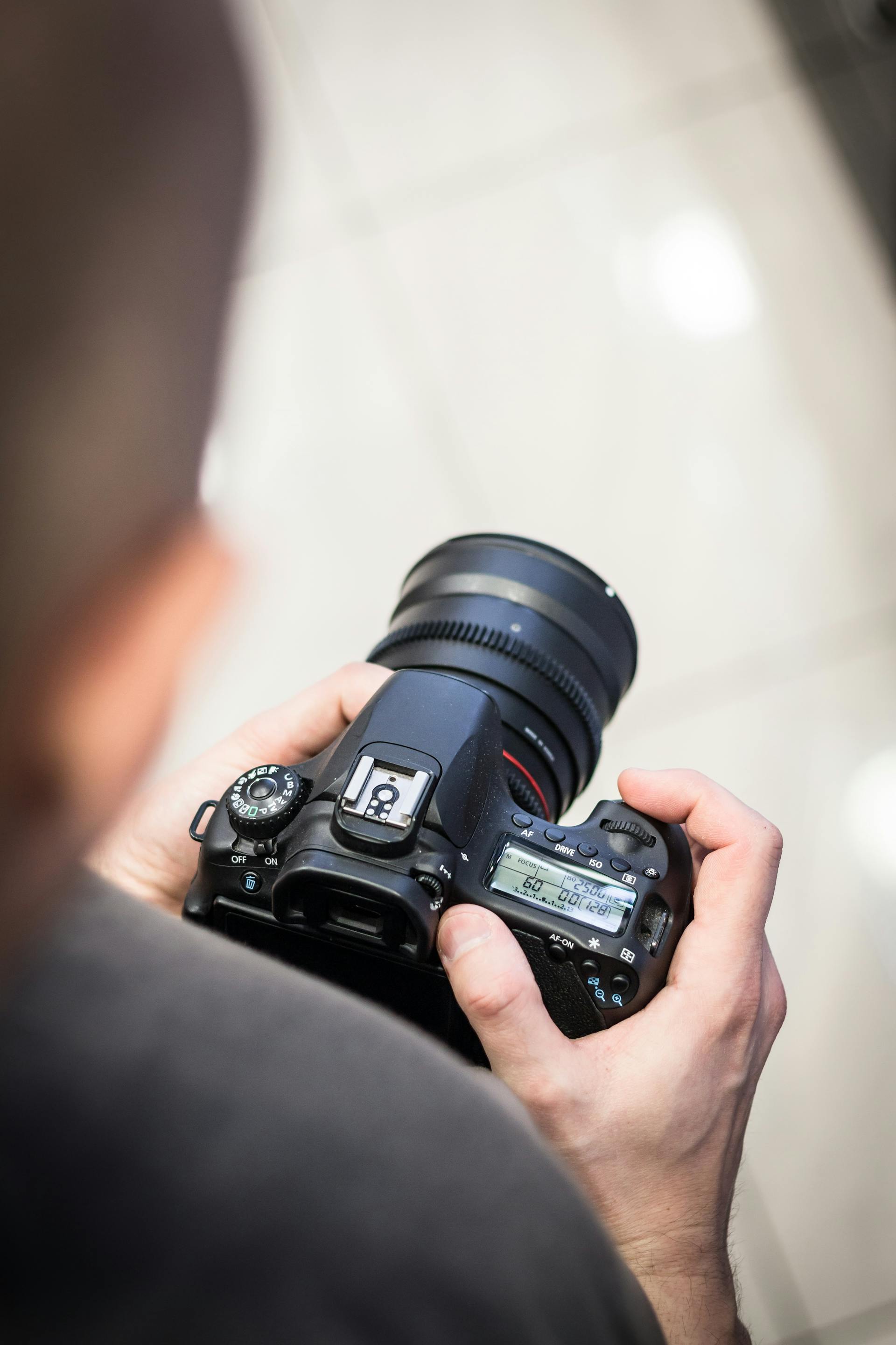Un hombre con una cámara DSLR | Fuente: Pexels