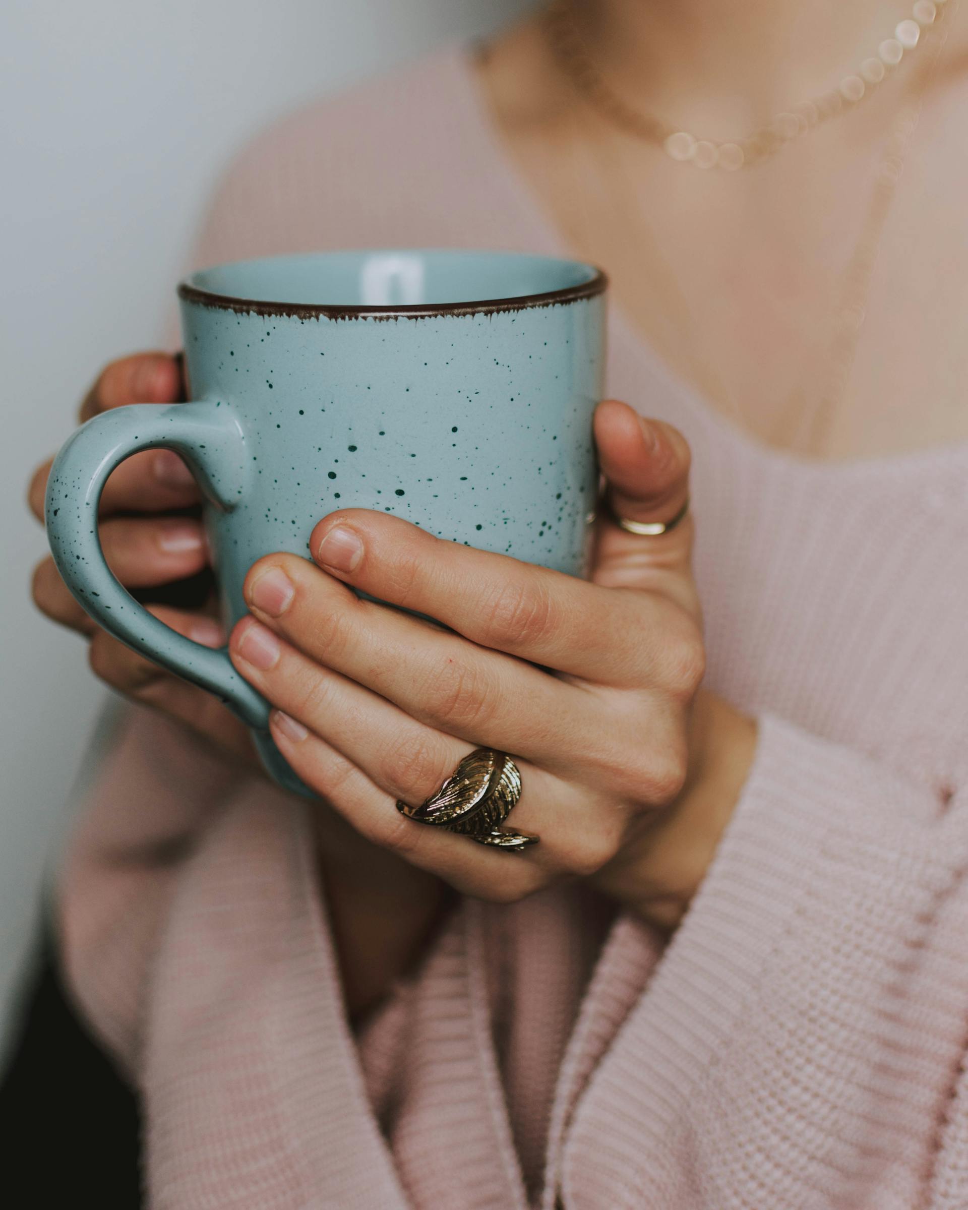 Primer plano de una mujer sujetando una taza | Fuente: Pexels