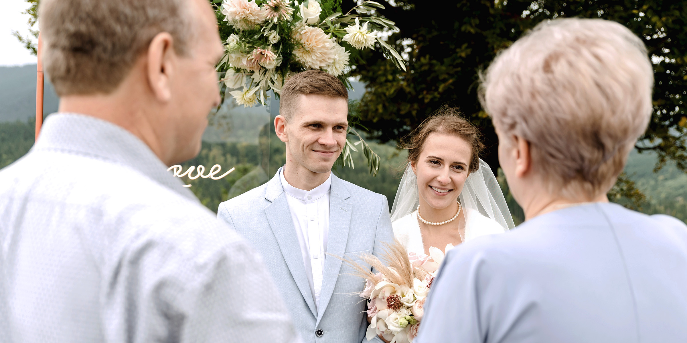 Una pareja de novios en una boda | Fuente: Shutterstock
