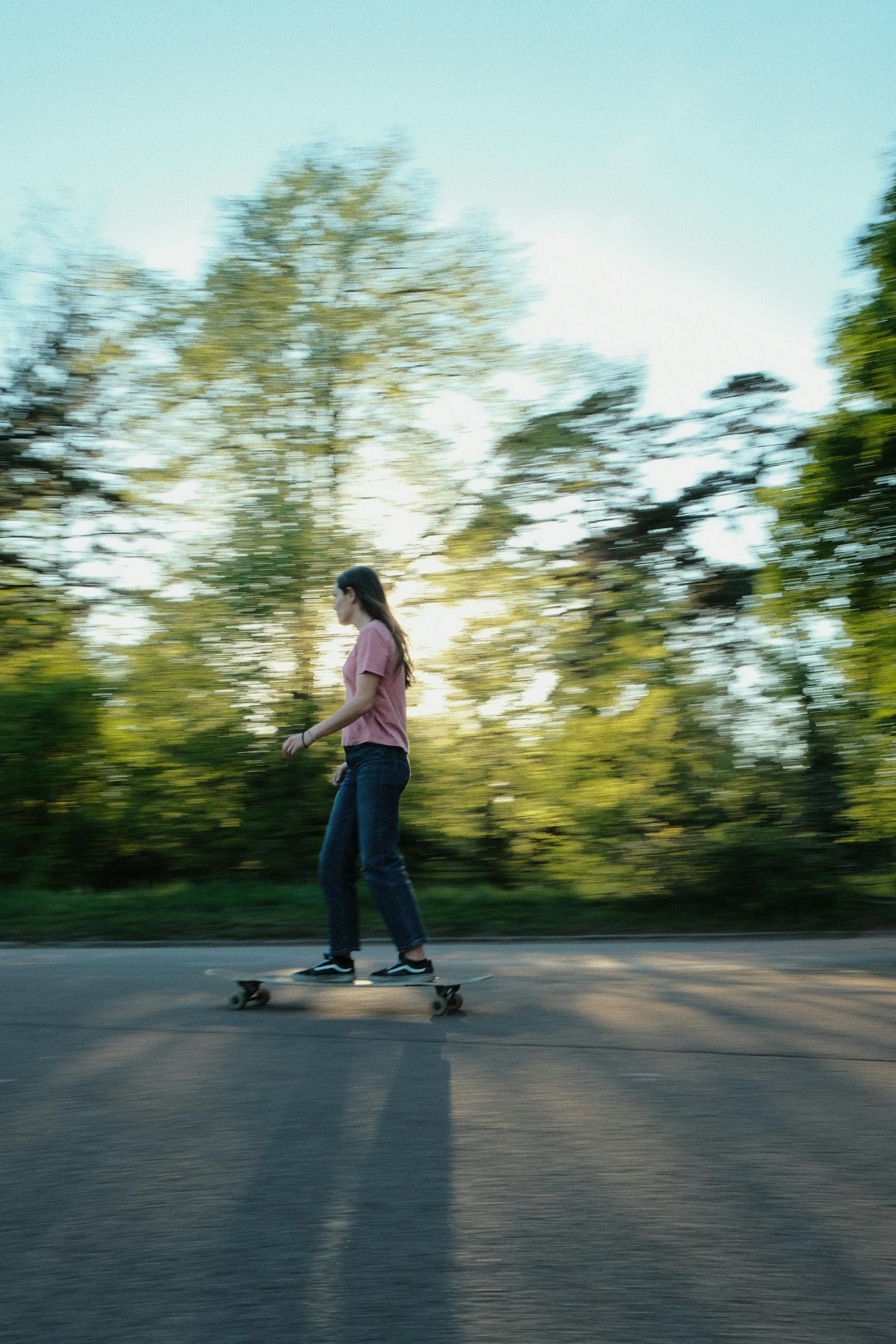 Una adolescente en monopatín | Fuente: Pexels