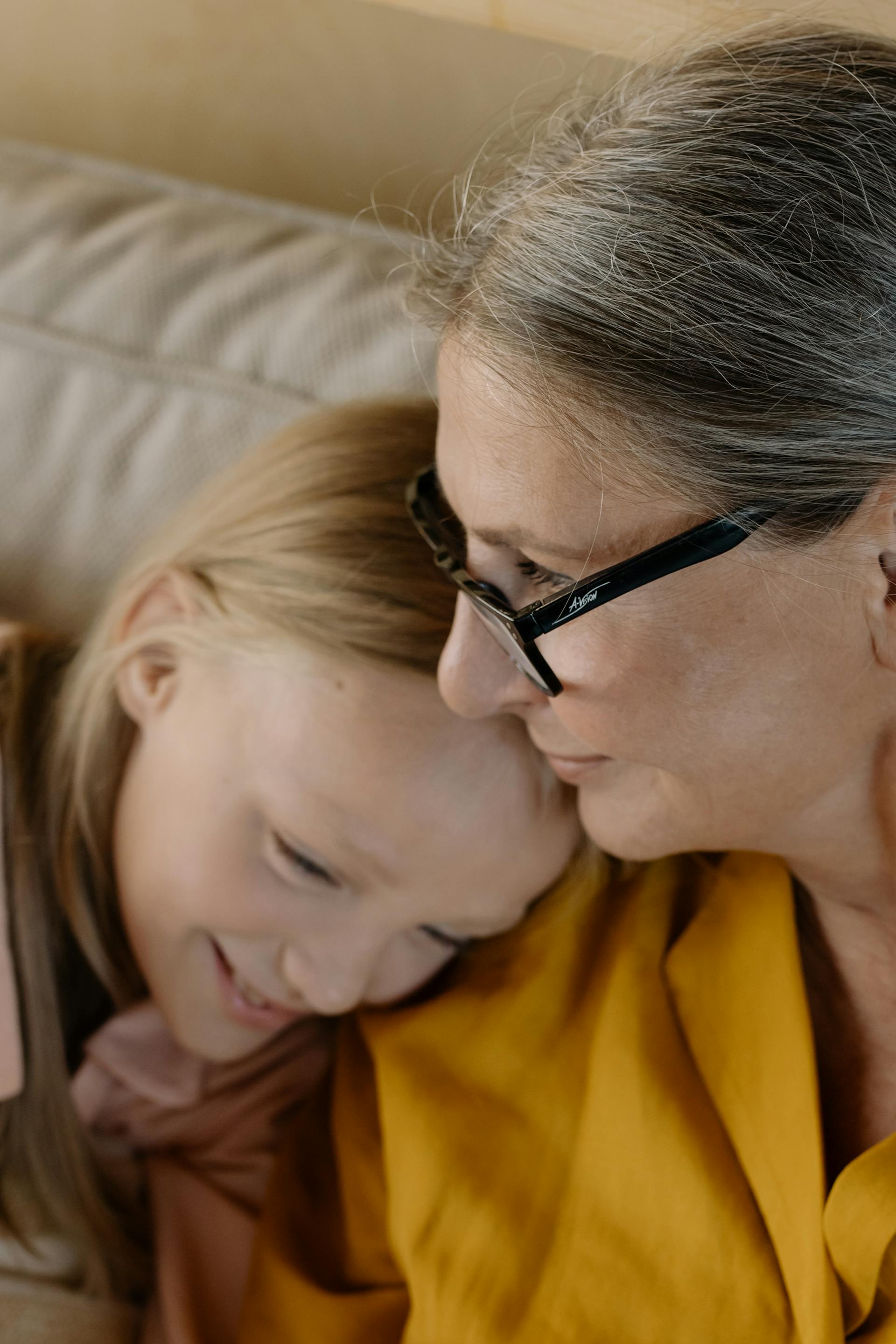 Una anciana con su nieta | Fuente: Pexels