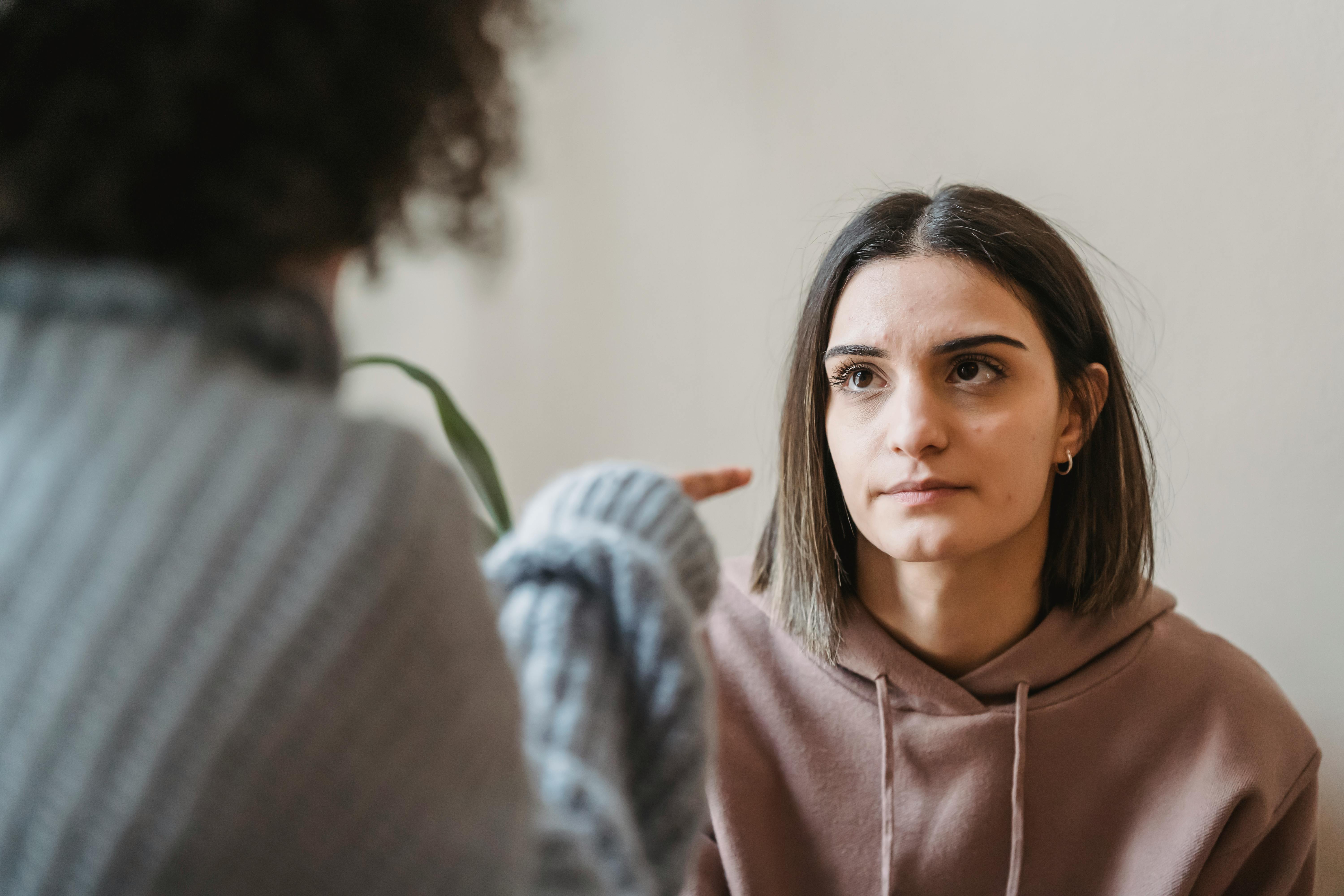 Dos mujeres manteniendo una tensa conversación | Fuente: Pexels