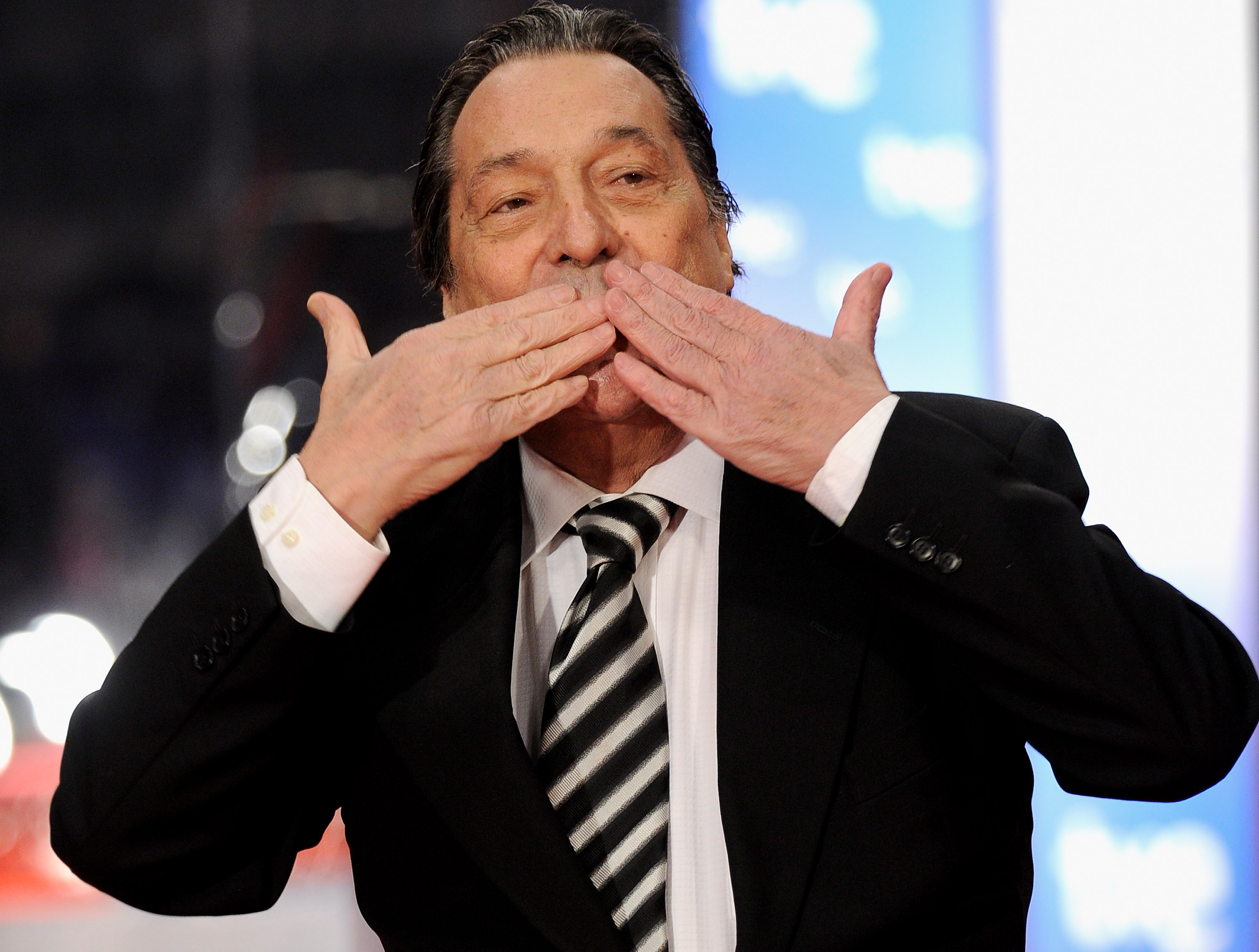 Sancho Gracia llega a la ceremonia de la edición 2011 de los "Premios Goya de Cine" en el Teatro Real el 13 de febrero de 2011 en Madrid, España. | Fuente: Getty Images
