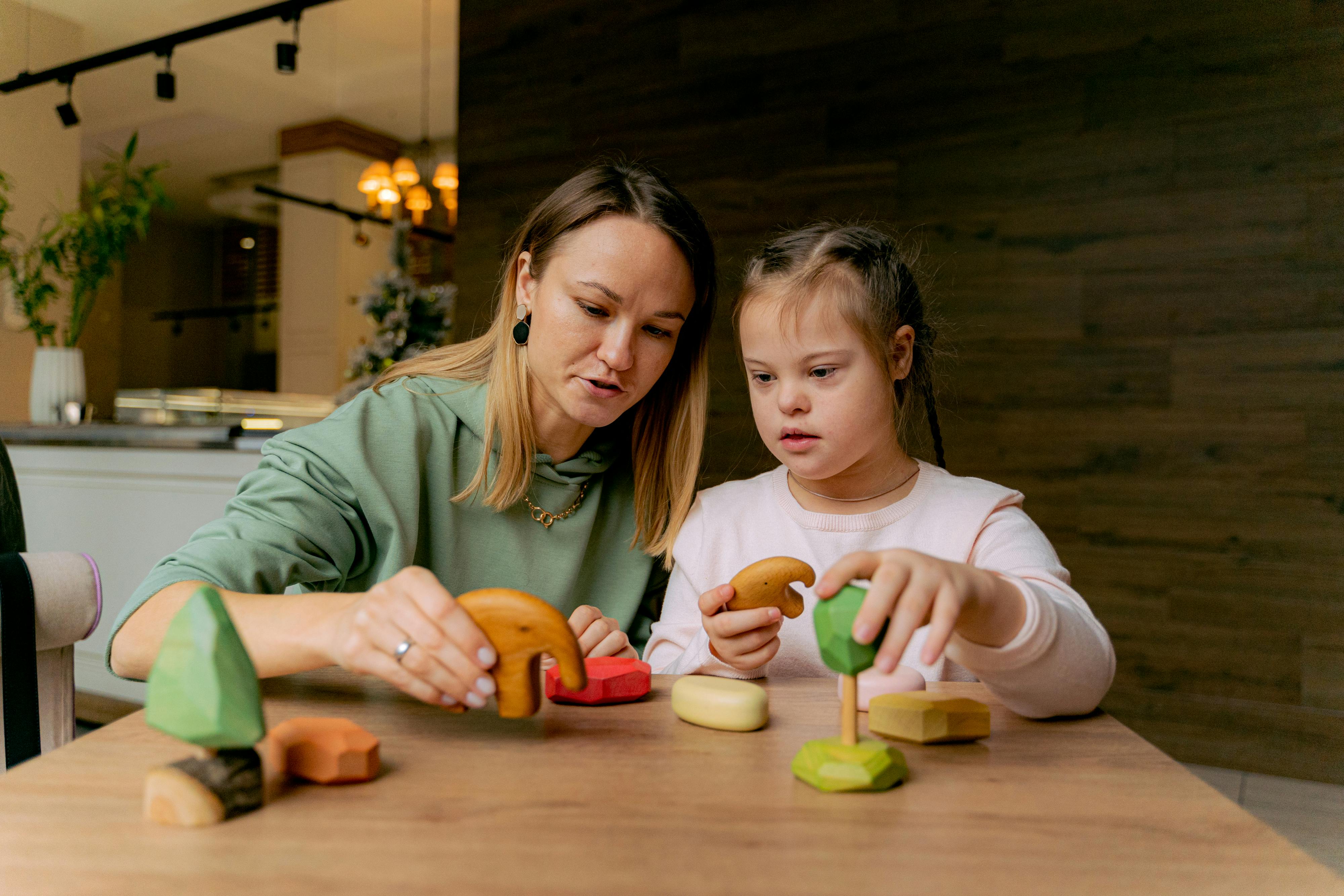 Madre estrechando lazos con su hija mientras juega con sus juguetes | Fuente: Pexels