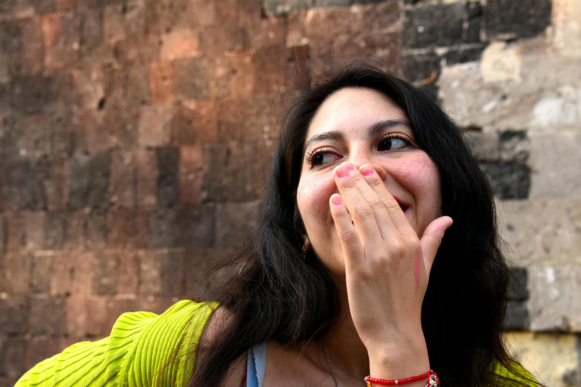 Una joven riendo | Fuente: Pexels