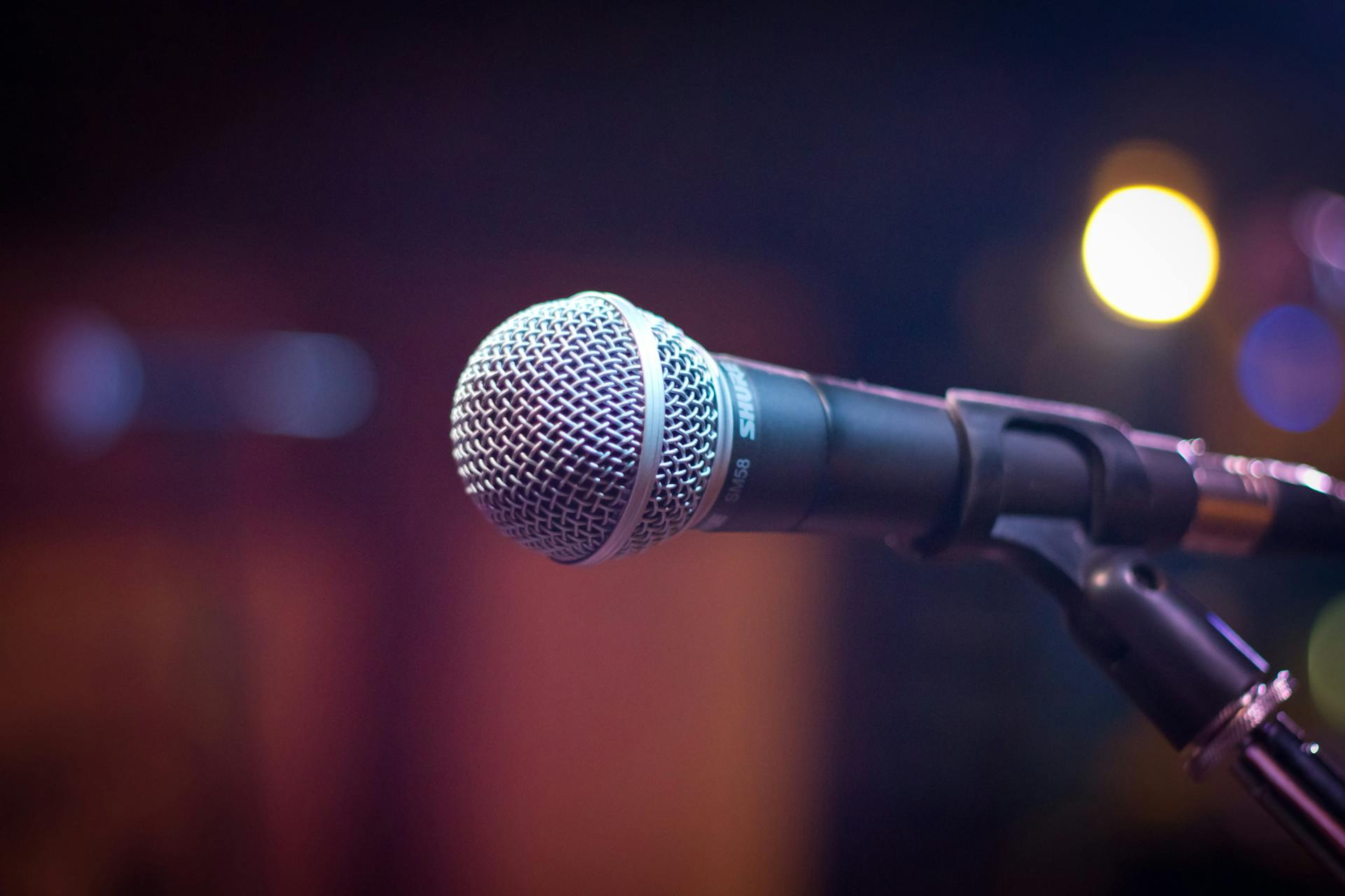 Primer plano de un micrófono | Fuente: Pexels