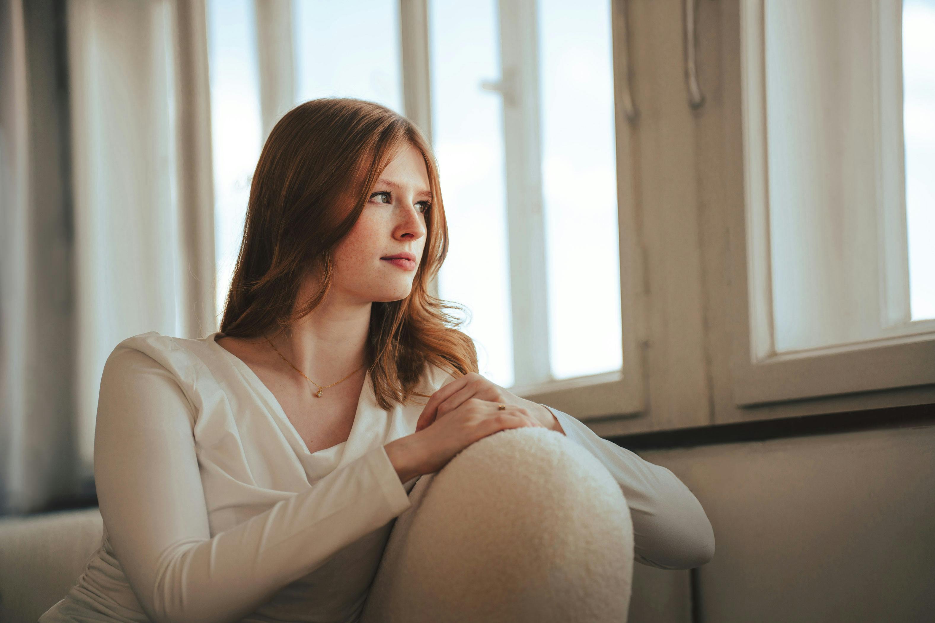 Mujer sentada en un sofá | Fuente: Pexels