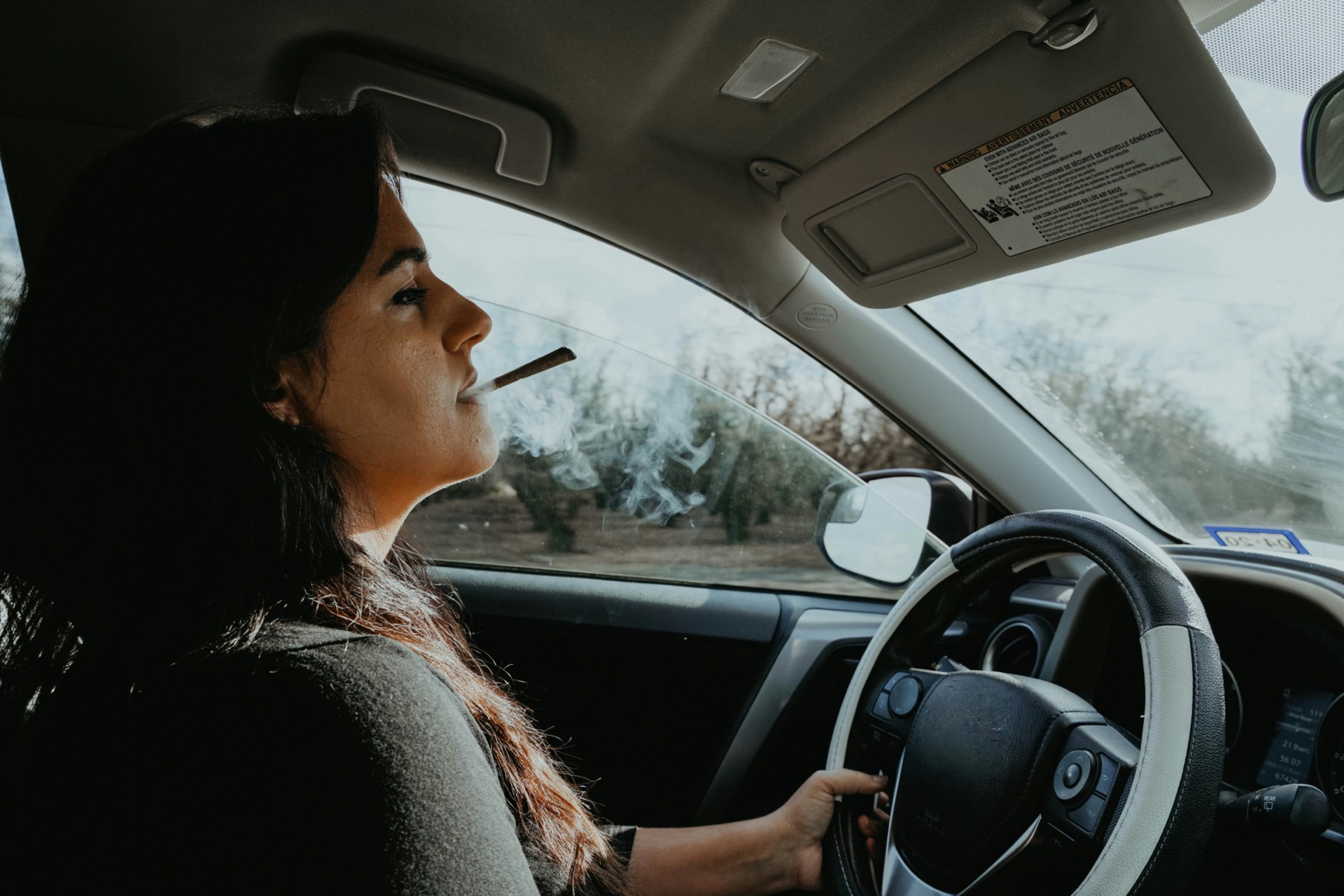 Una mujer conduciendo un automóvil | Fuente: Unsplash