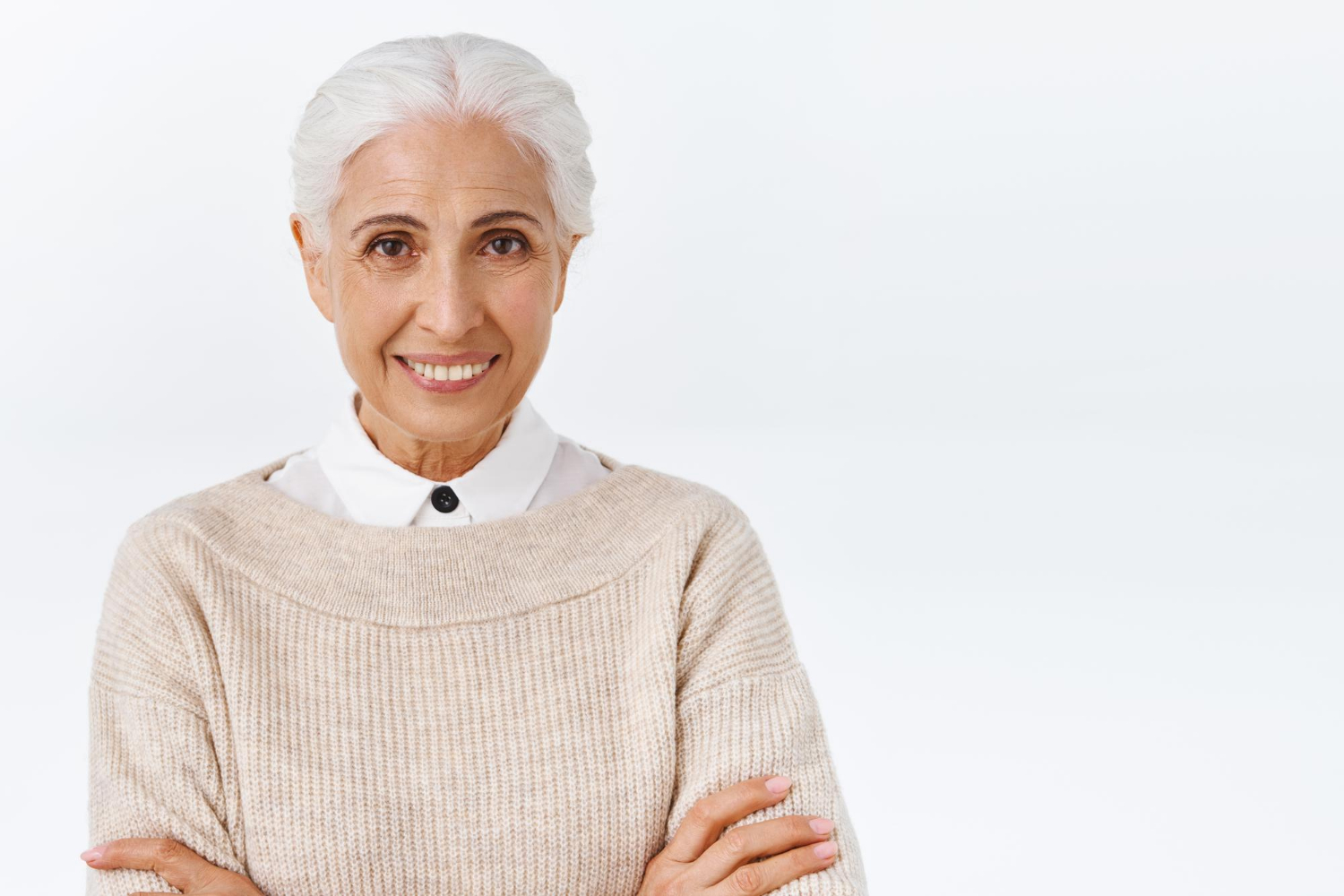Una mujer mayor sonriendo | Fuente: Freepik