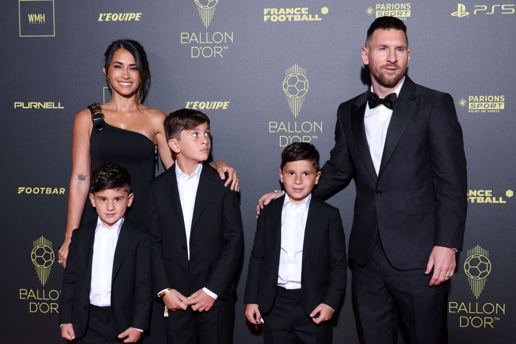 Antonela Roccuzzo y Lionel Messi, junto a sus hijos Thiago Messi, Mateo Messi Roccuzzo y Ciro Messi Roccuzzo, asisten al photocall del 67º Balón de Oro en el Théâtre du Châtelet el 30 de octubre de 2023 en París, Francia. | Foto: Getty Images