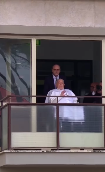 El Papa Francisco saluda a los curiosos desde el Hospital Gemelli de Roma, publicado el 23 de marzo de 2025. | Fuente: Instagram/vaticannewspt