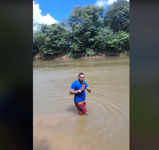 Reportero brasileño mostraba la profundidad del río Mearim. | Fuente: TikTok/eitabacabal.