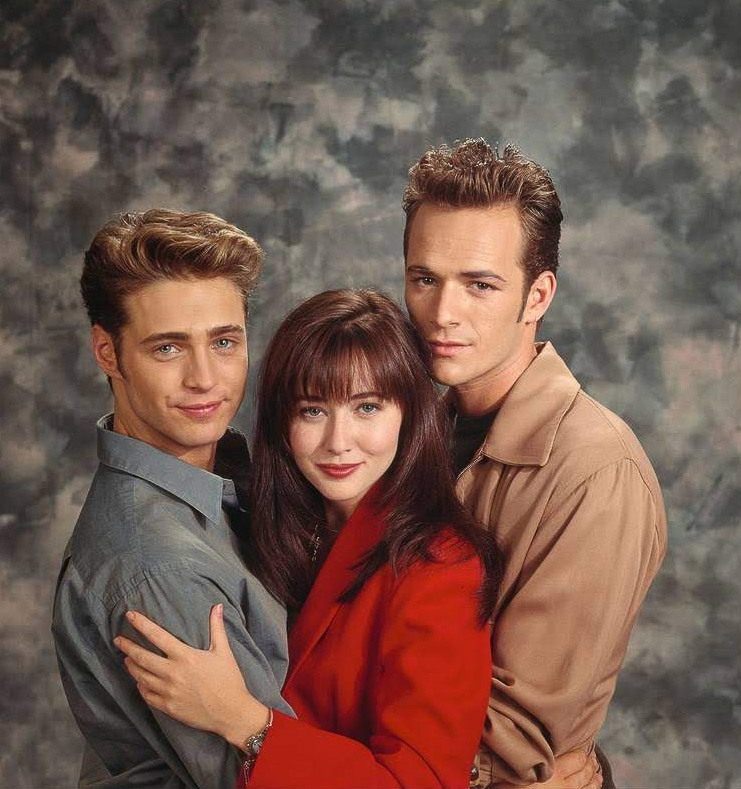 El icono adolescente posa con sus compañeros Luke Perry y Shannen Doherty en septiembre de 1991 | Fuente: Getty images