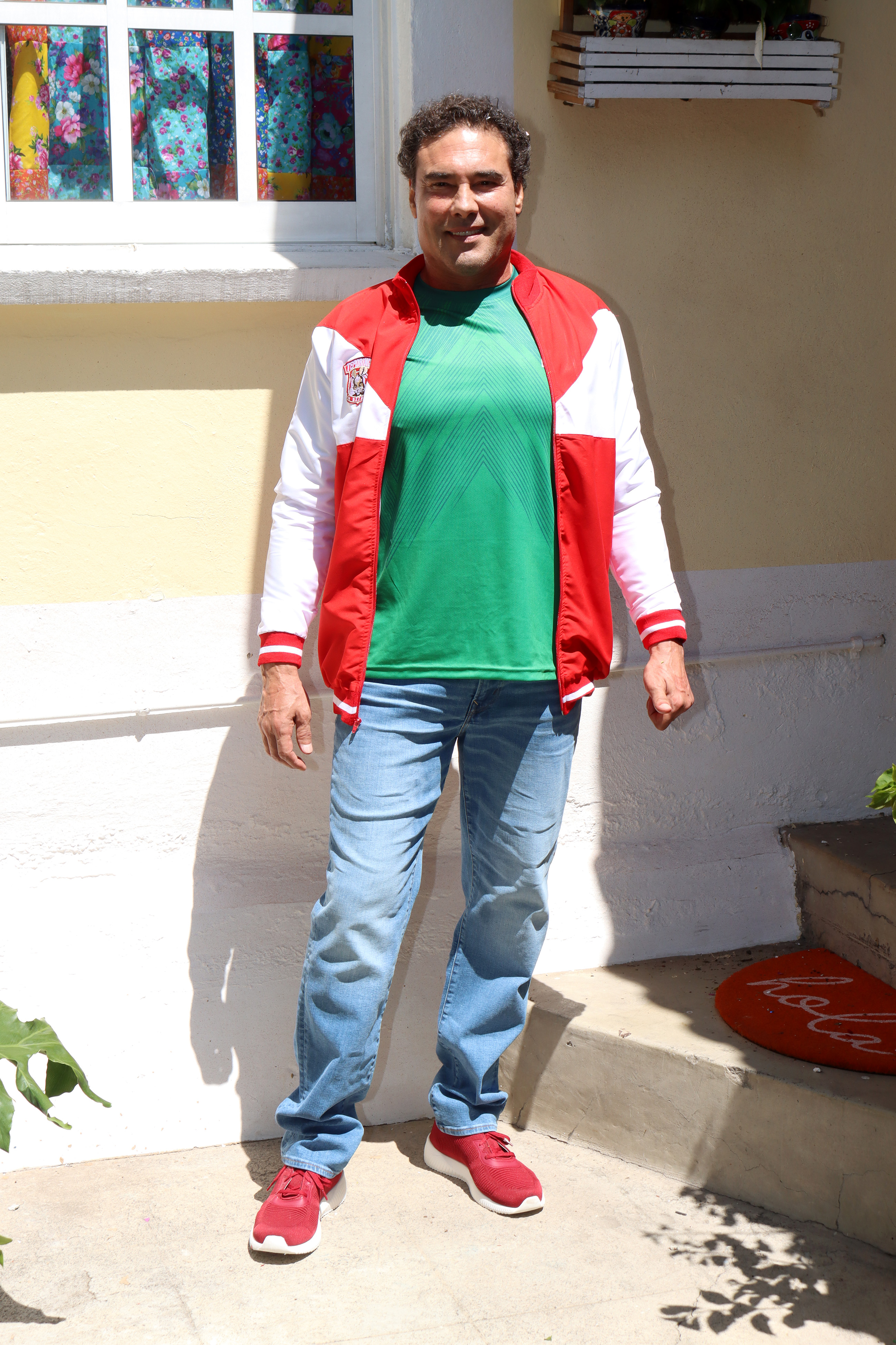 Eduardo Yáñez posa para las fotos durante el inicio del rodaje del programa de televisión “Golpe de Suerte” en Molino de Rosas el 12 de julio de 2023 en Ciudad de México, México.