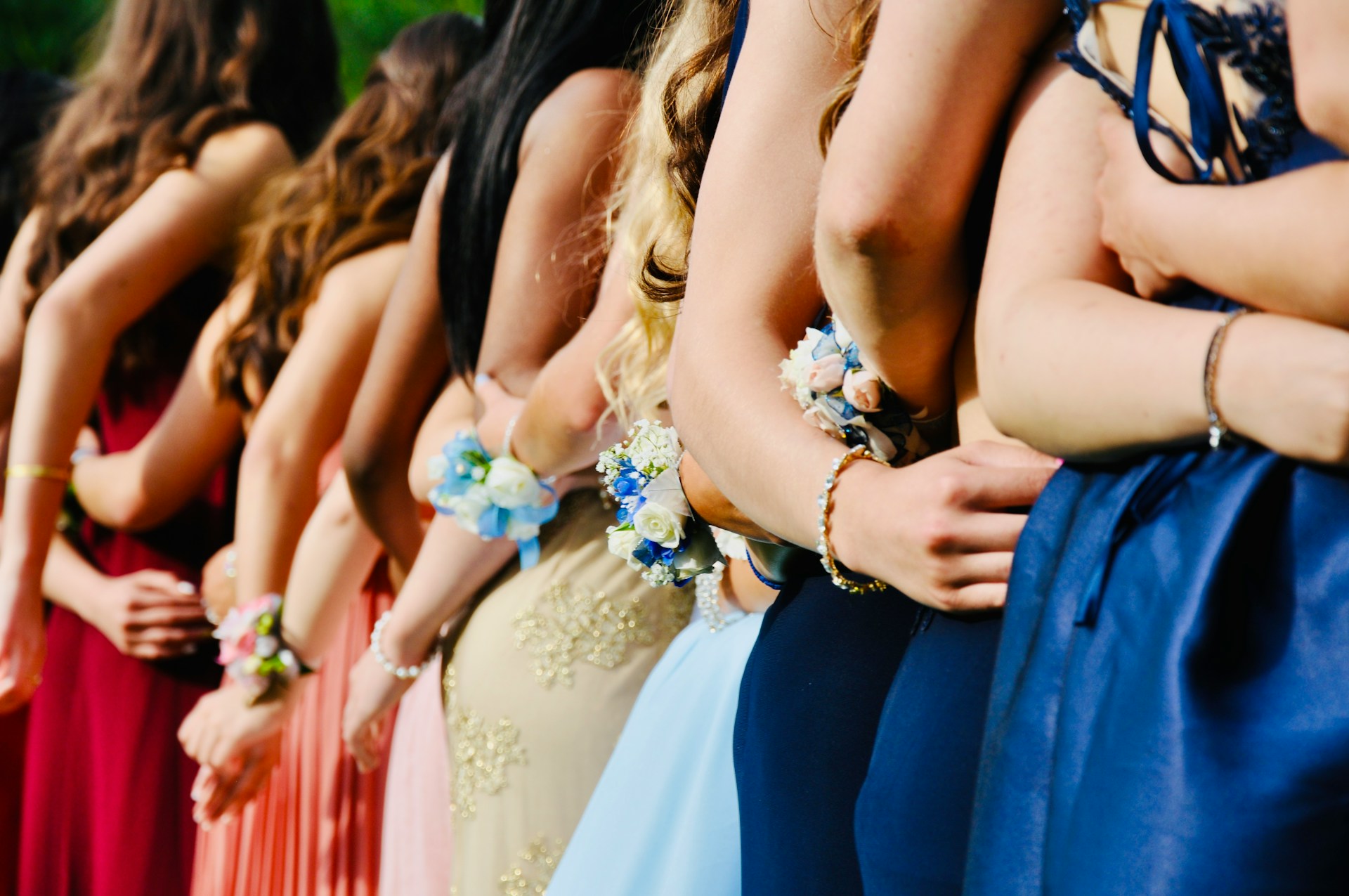Adolescentes vestidas para el baile de graduación | Fuente: Unsplash