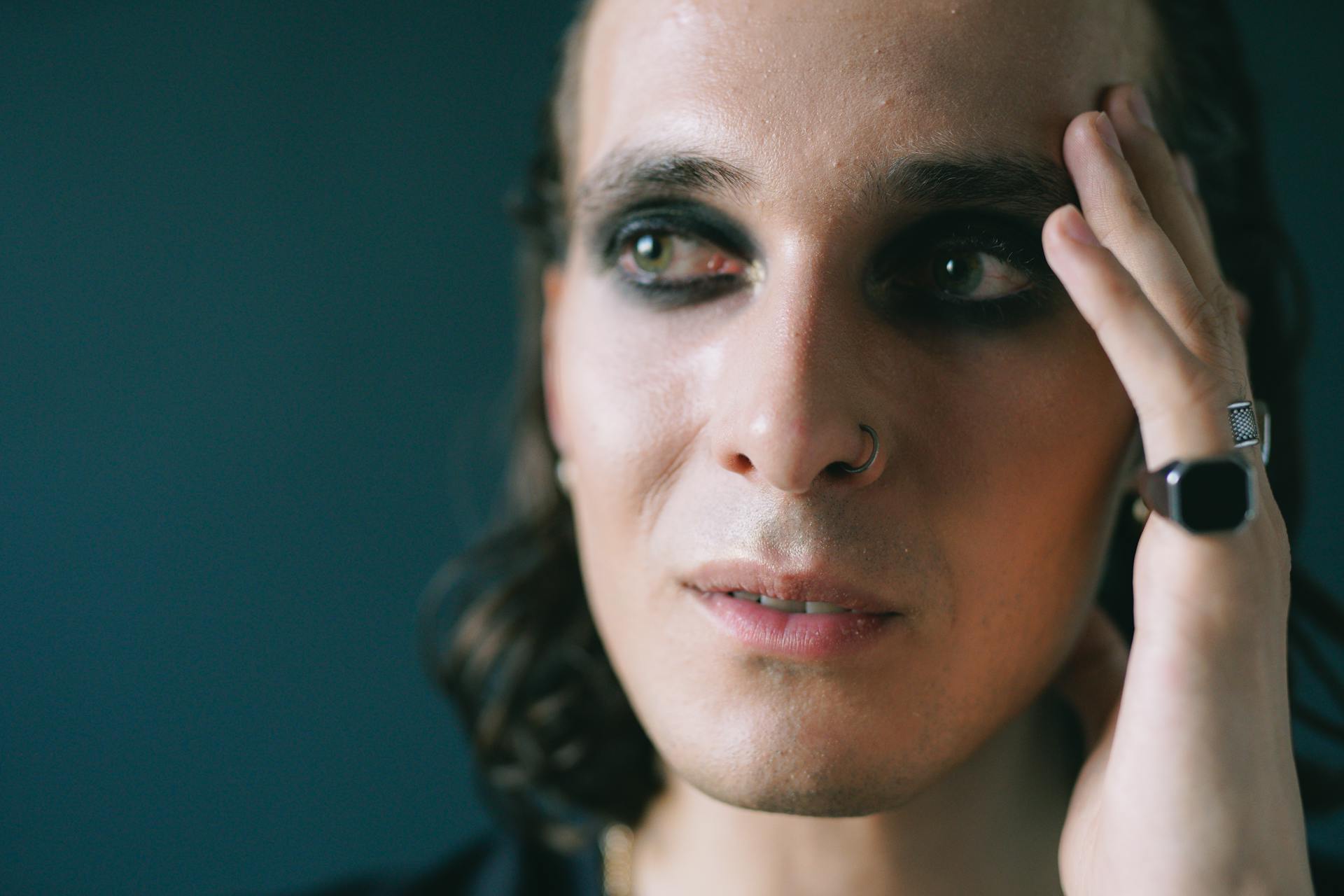 Un hombre maquillado mirando a alguien | Fuente: Pexels
