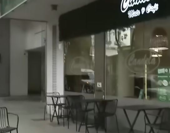 El bar debajo del edificio desde donde cayo el vidrio | Fuente: Youtube/A24com