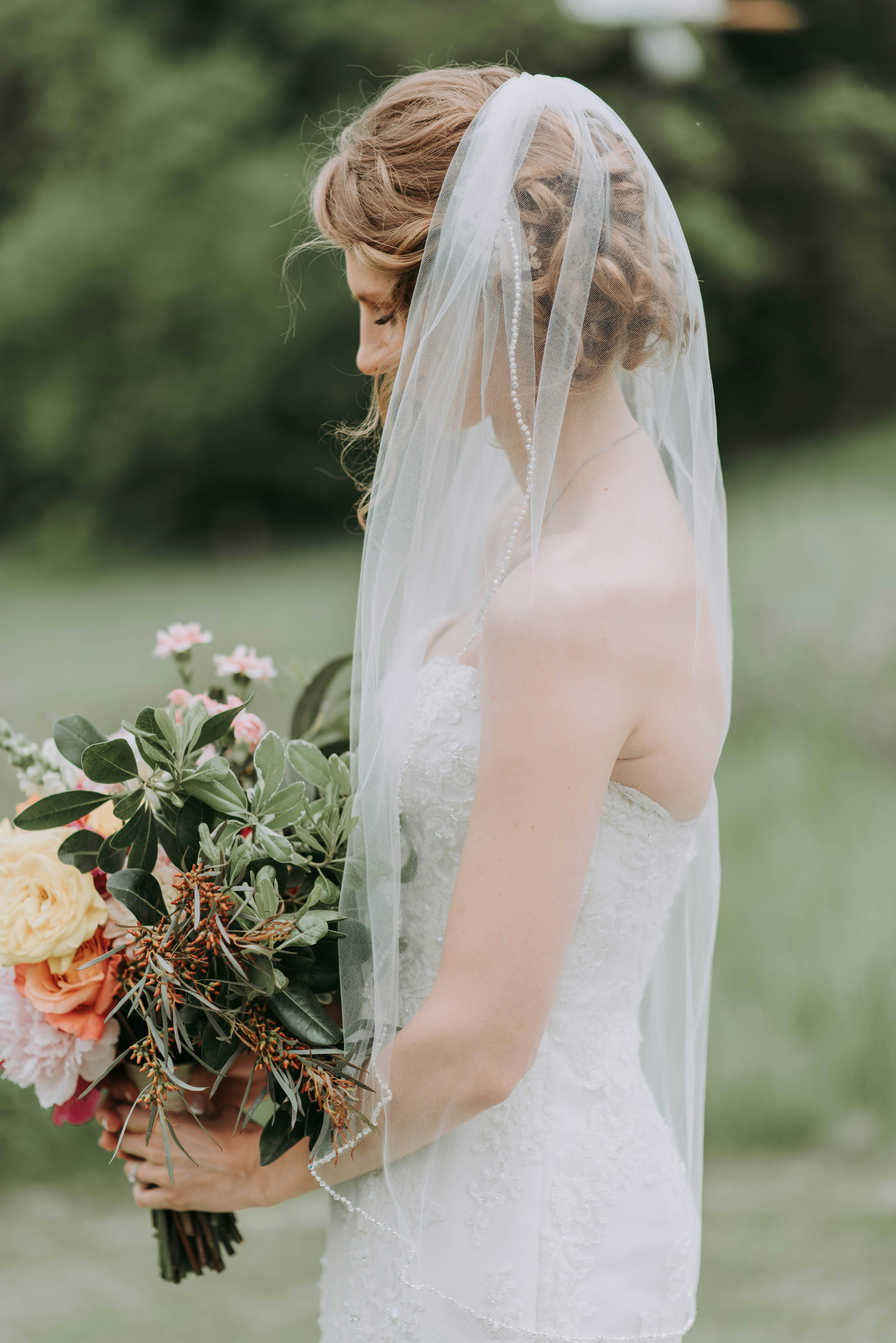 Novia sosteniendo un ramo | Fuente: Unsplash