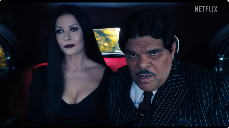 Catherine Zeta-Jones y Luis Guzmán en la primera temporada de