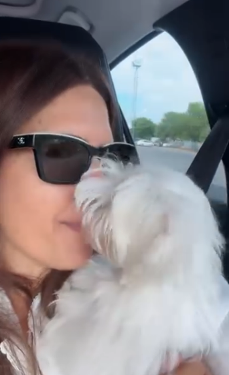 Isabel Macedo con su perrita Molly en brazos | Fuente: Instagram/isabelmacedophoto