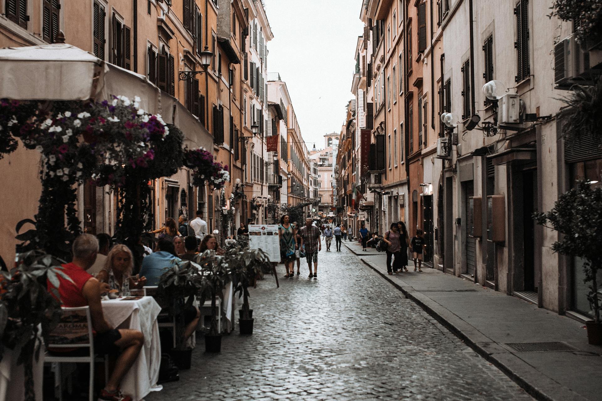Una cafetería en la acera | Fuente: Pexels