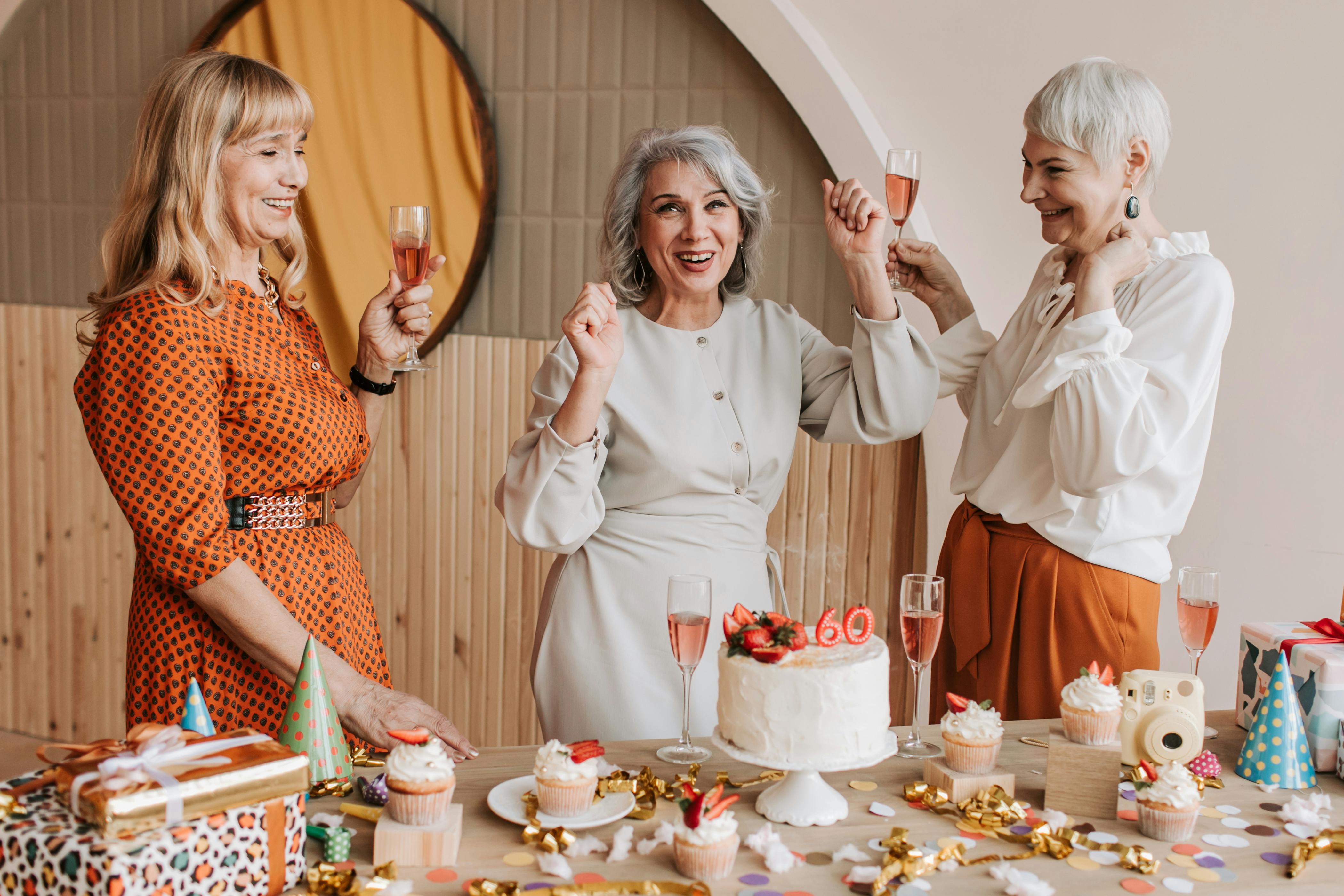 Tres mujeres divirtiéndose | Fuente: Pexels