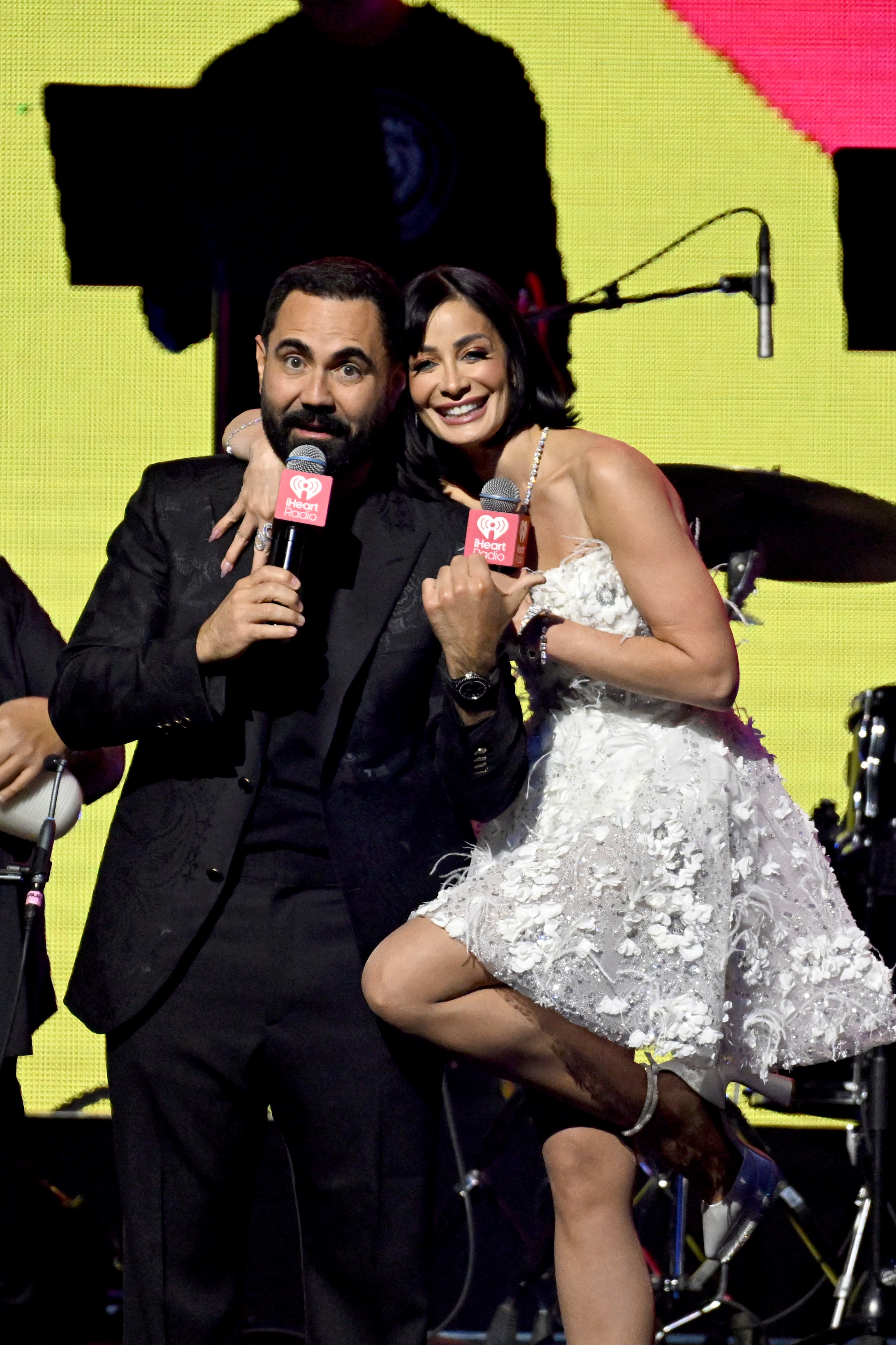 Enrique Santos y Dayanara Torres en el escenario durante iHeartRadio Fiesta Latina 2025 en Kaseya Center el 25 de octubre de 2025 en Miami, Florida. | Fuente: Getty Images