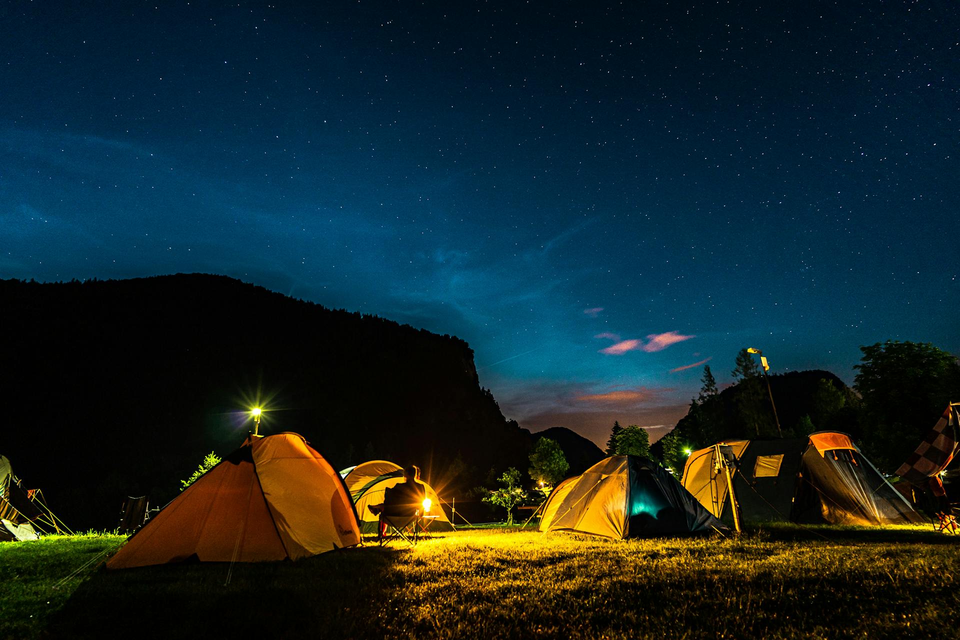 Tiendas de campaña de noche | Fuente: Pexels