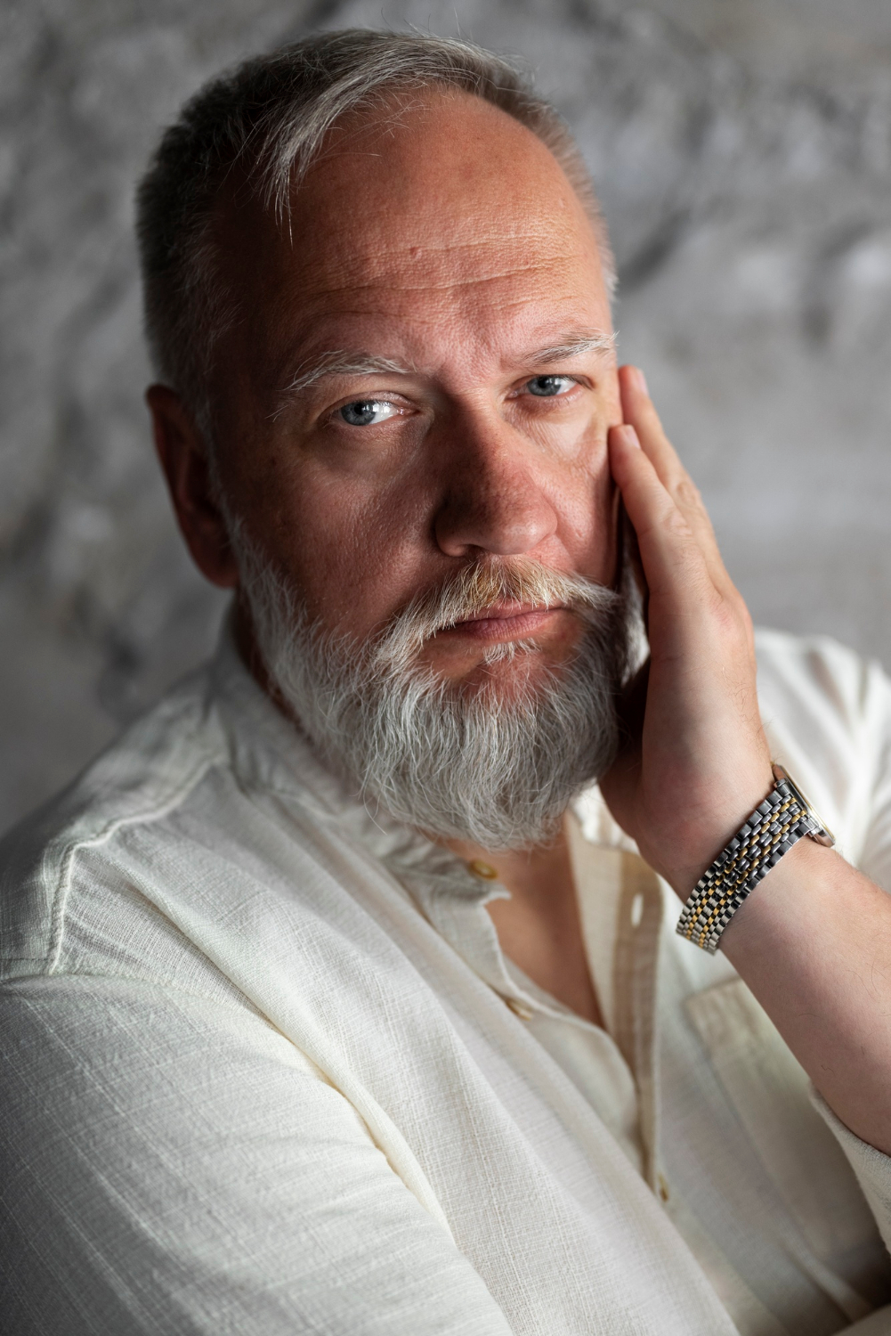 Un hombre mayor disgustado | Fuente: Freepik