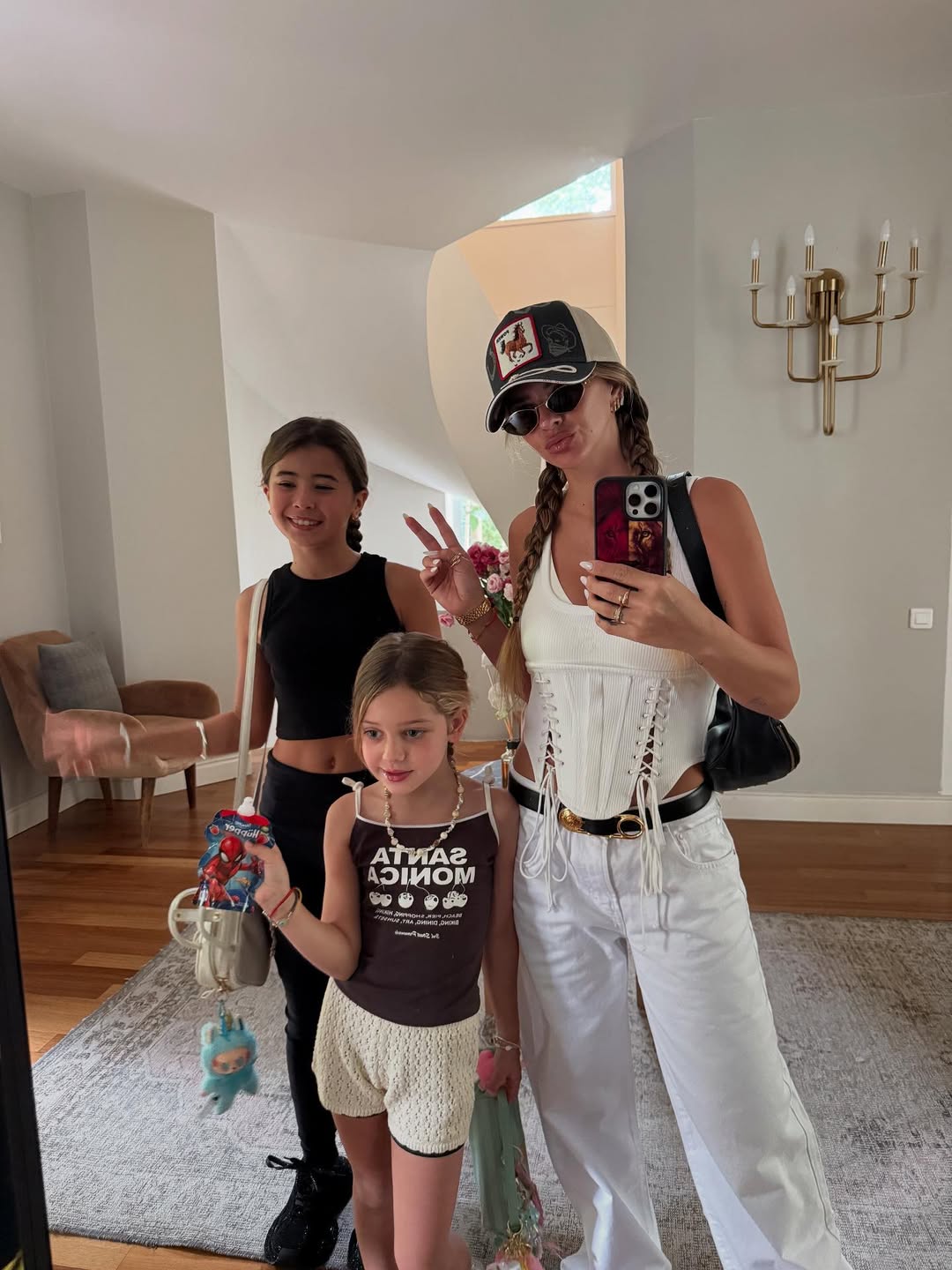 Eugenia "la China" Suárez y sus hijas durante su estadía en Estambúl, Turquía | Fuente: instagram.com/sangrejaponesa