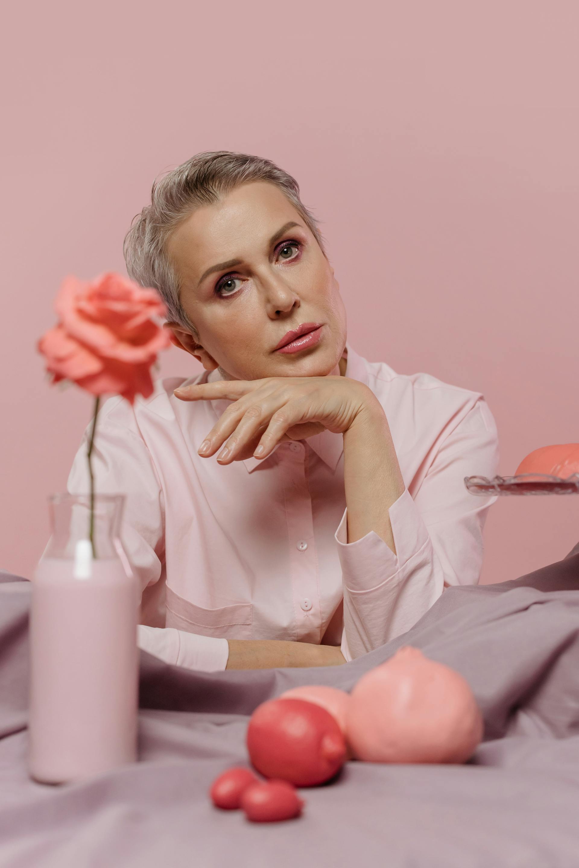 Una mujer observa a alguien con expresión seria | Fuente: Pexels