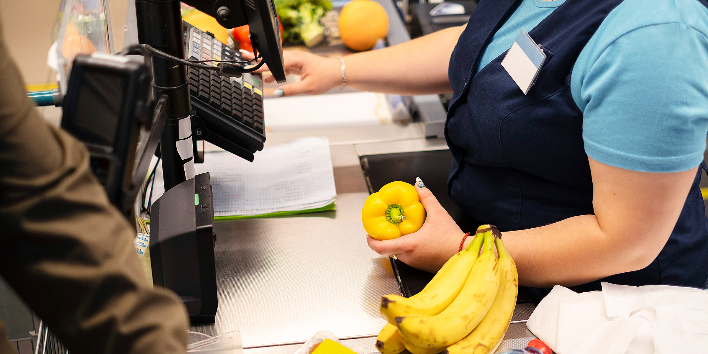 Una cajera escaneando artículos | Fuente: Freepik