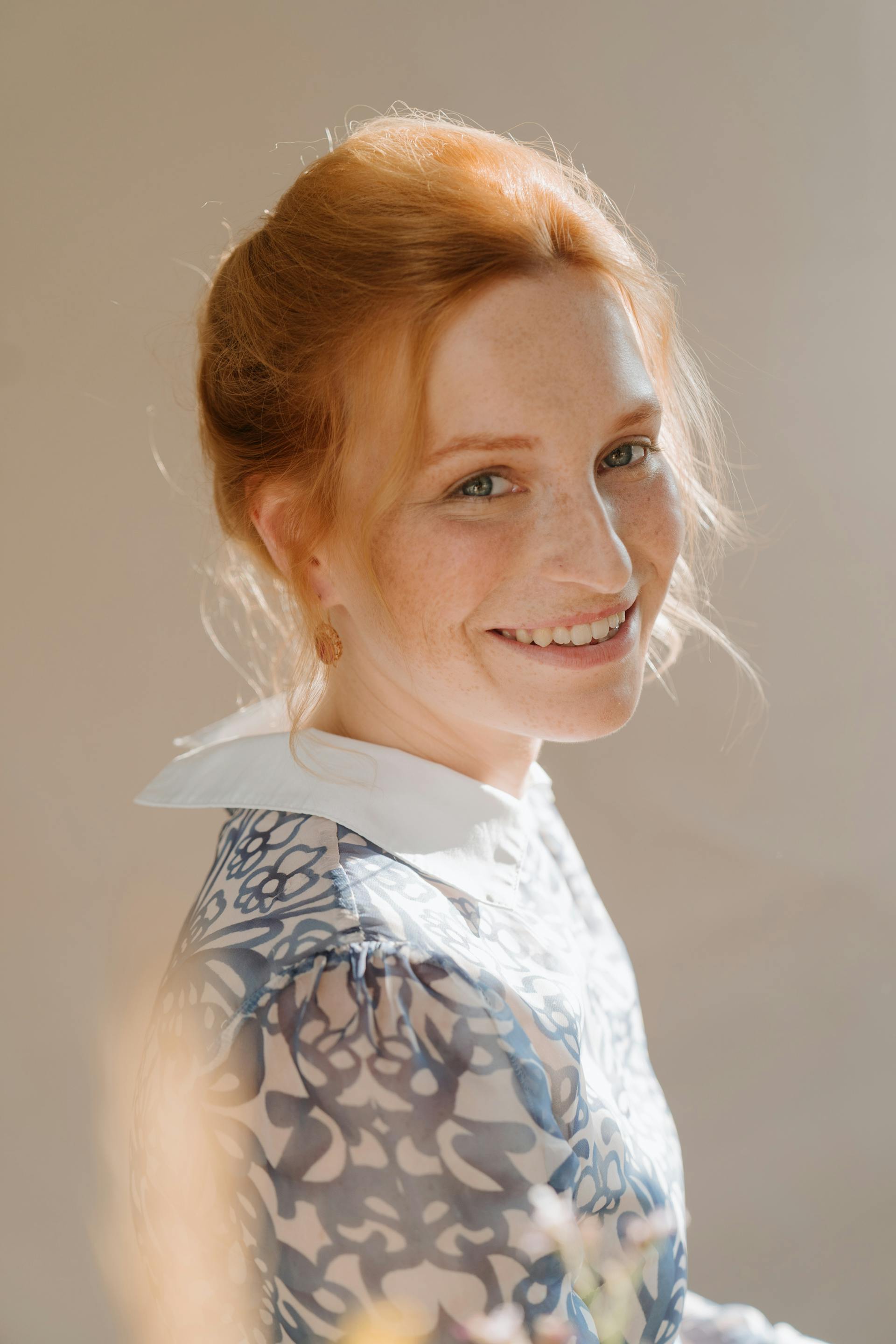 Una mujer sonriendo | Fuente: Pexels