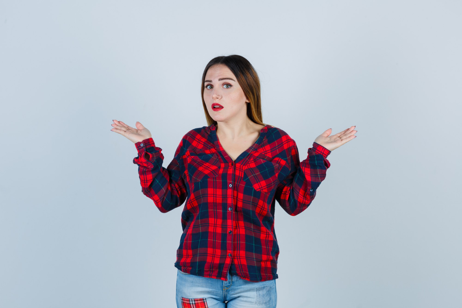 Una mujer encogiéndose de hombros | Fuente: Freepik