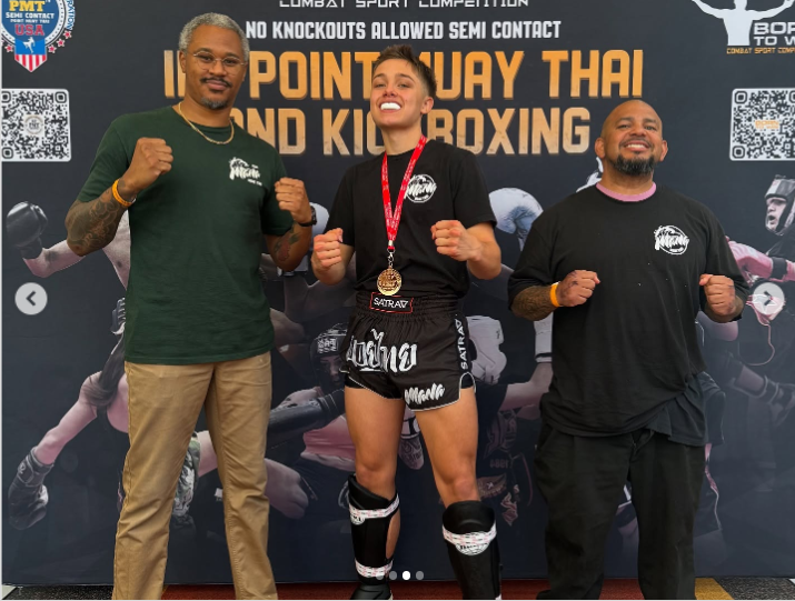 Knox Jolie-Pitt se fotografía con su medalla tras ganar su competición de Muay Tai, de un post fechado el 14 de julio de 2025 | Fuente: Instagram/theliverkick