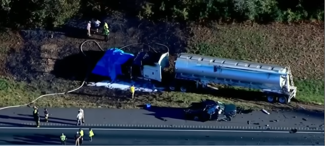 Toma aérea del tractor tráiler en el lugar donde ocurrió el accidente que se cobró la vida de ocho mienbros de una familia | Fuente: YouTube/Noticias Telemundo