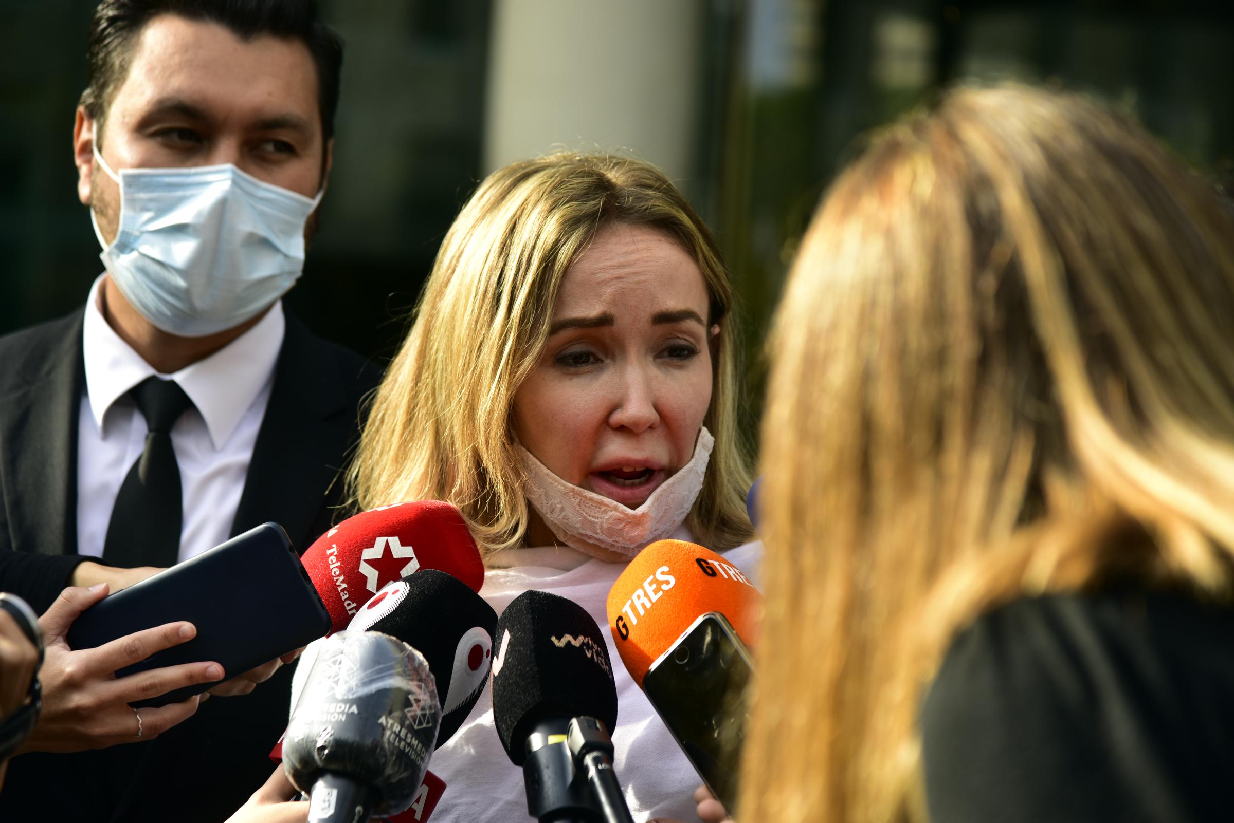 Ángela Dobrowolski, al salir del juzgado en la Ciutat de la Justícia de Barcelona, el 25 de octubre de 2020 en Barcelona, Cataluña, España. | Fuente: Getty Images