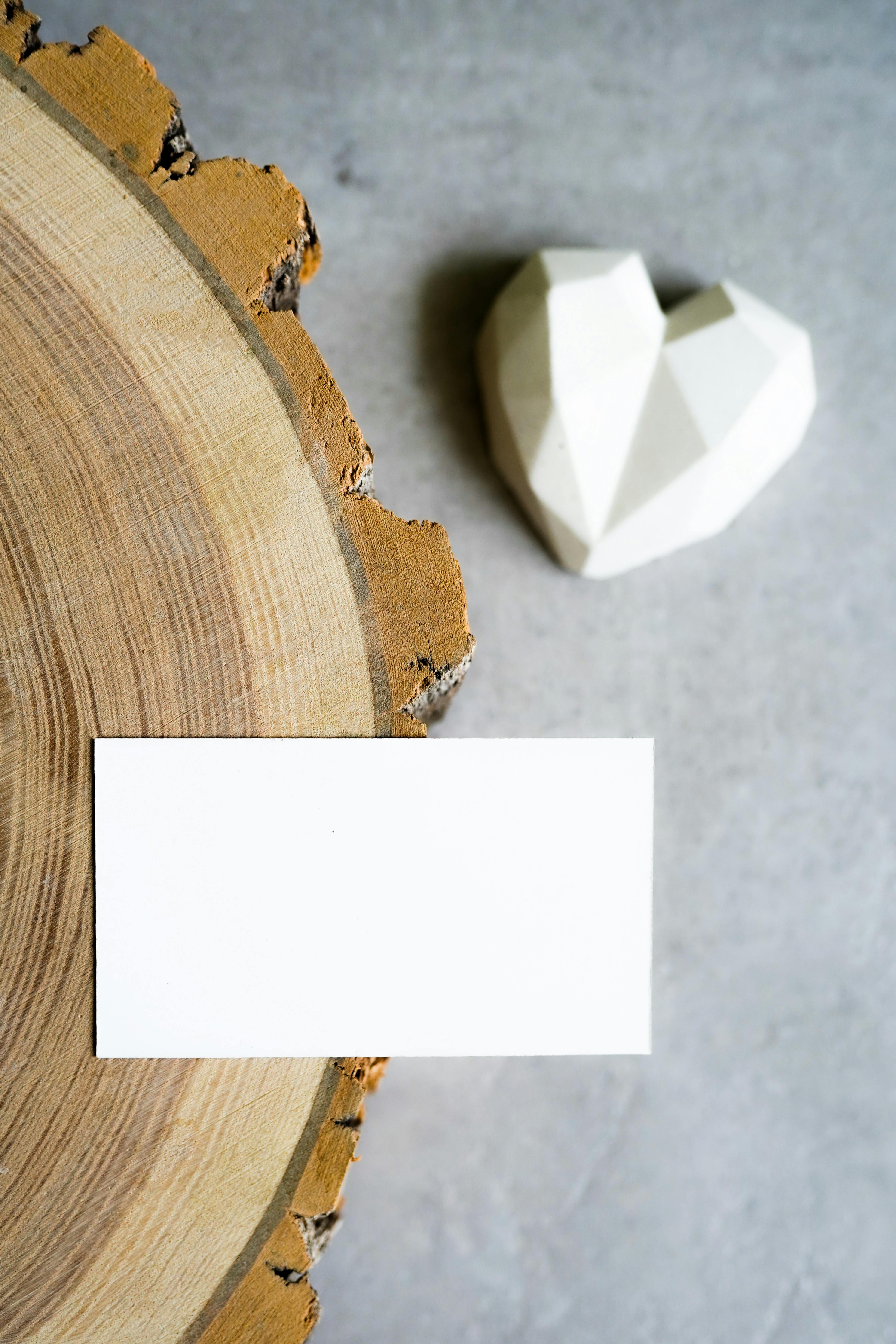 Papel blanco sobre una superficie de madera | Fuente: Pexels